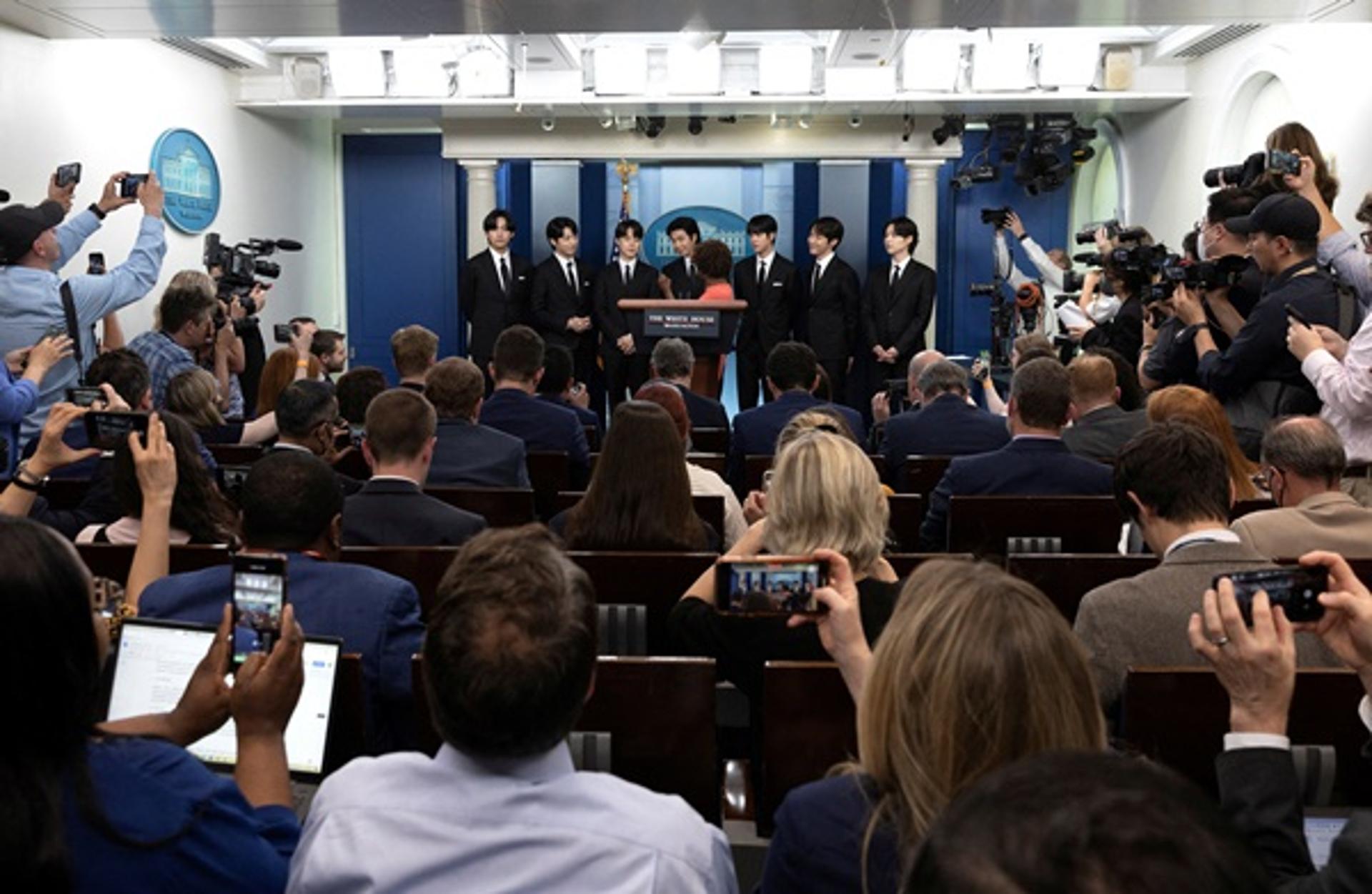"이런 상황 처음"…BTS 보려고 줄선 백악관기자들