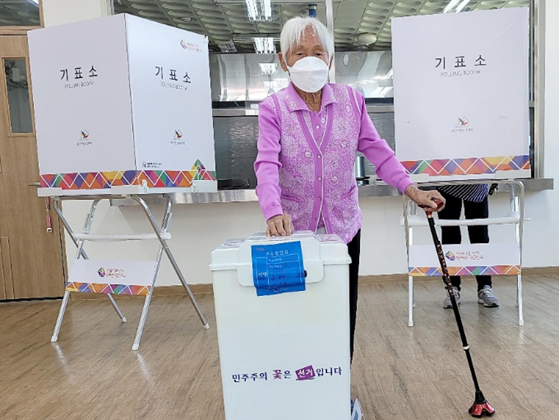 "투표할 수 있어 기쁘다"…옥천 118세 할머니도 한표