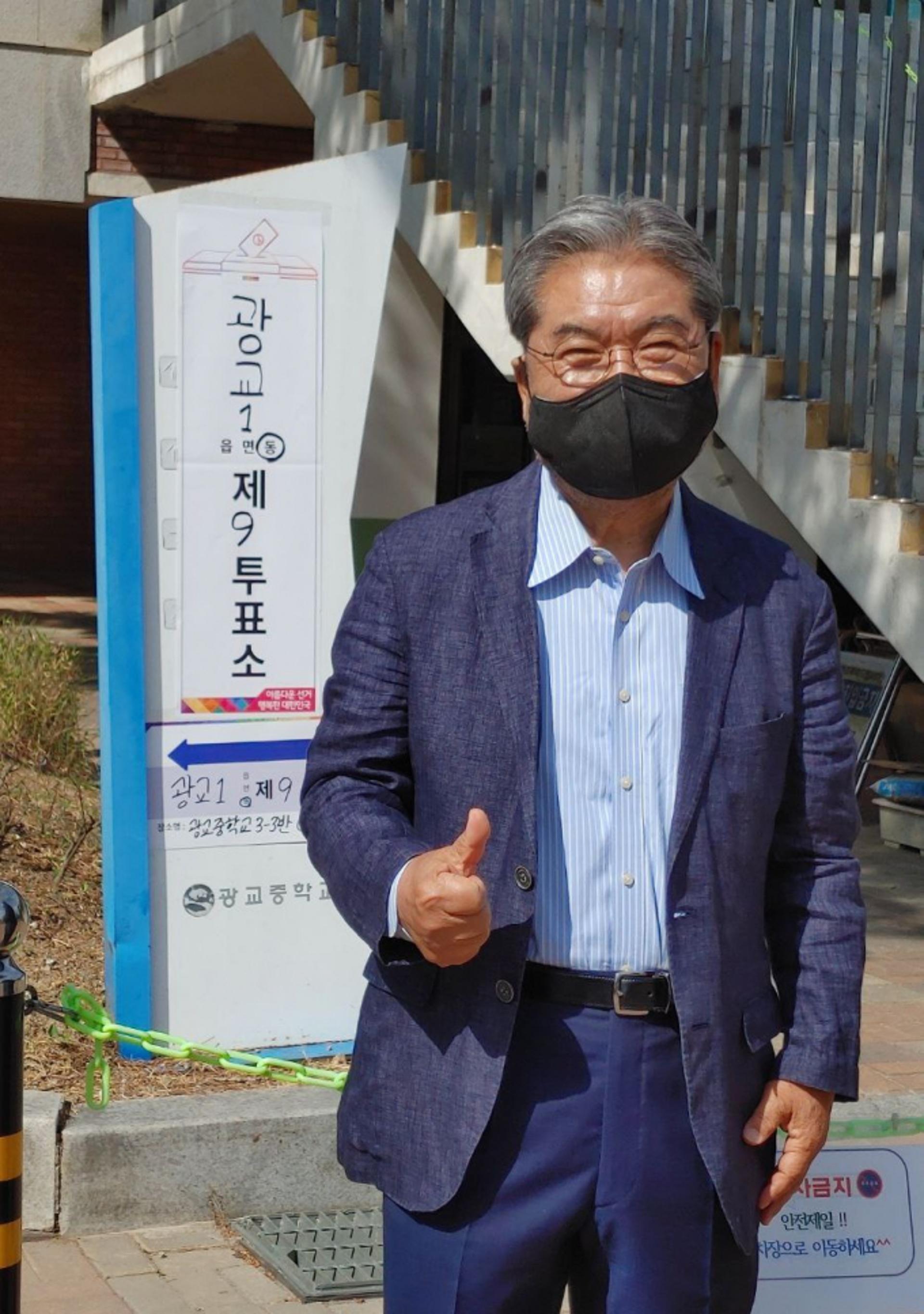 "미래를 선택해달라"…이재정 경기도교육감도 한표