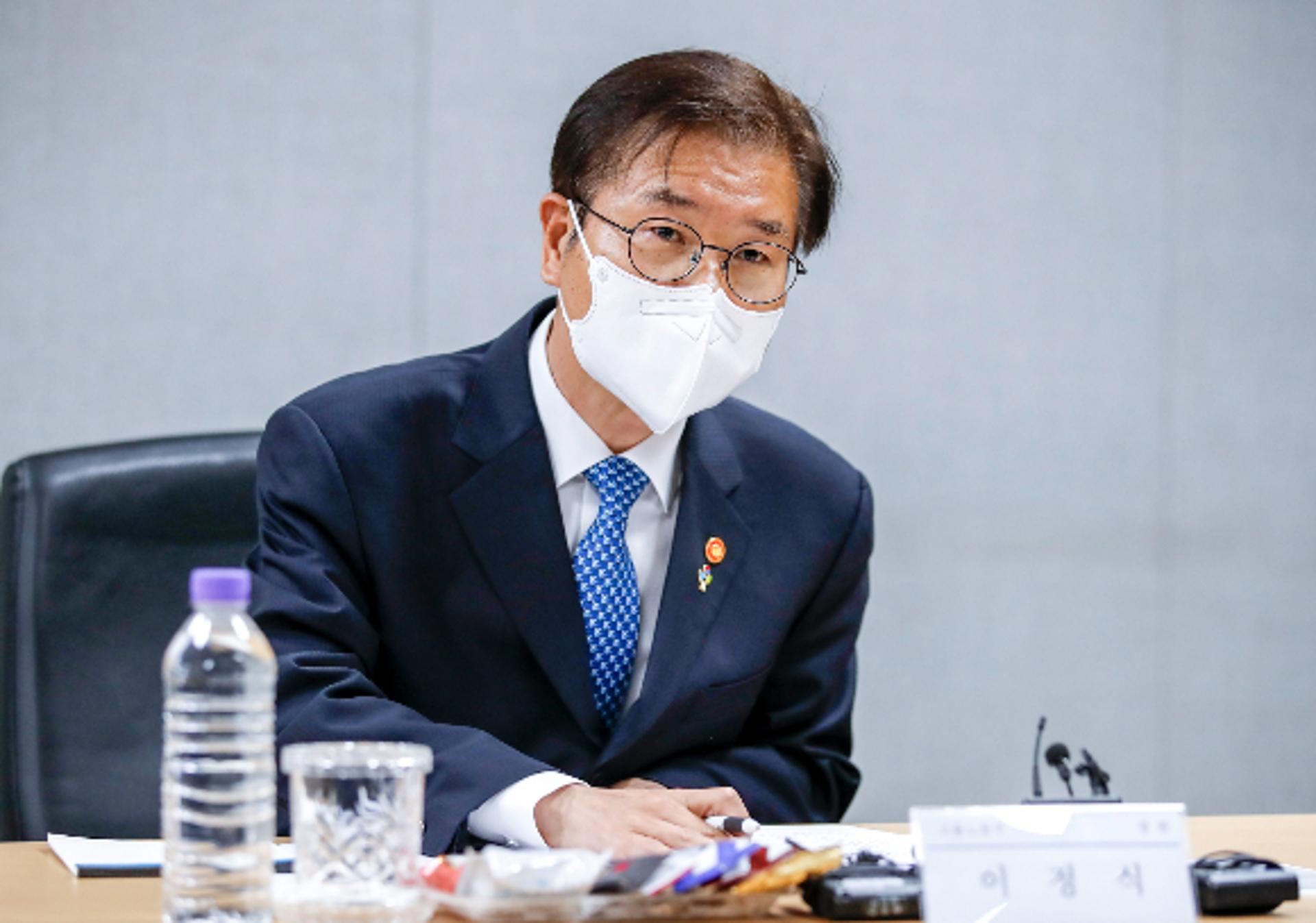 이정식 고용장관 "정년유지형 임금피크제, 항상 위법 아냐"