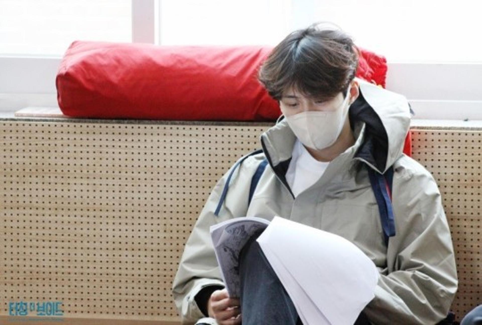 "대본 삼매경"… '활동재개' 김선호, 복귀 앞둔 근황 보니?