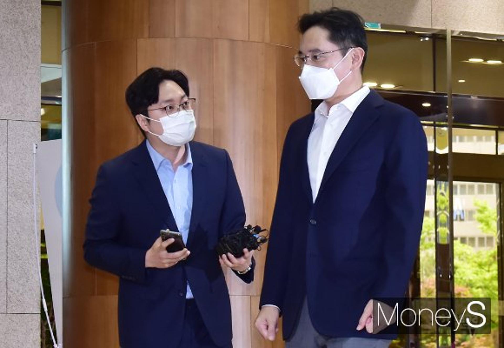이재용 삼성전자 부회장, 유럽으로 출국… "잘 다녀오겠다"