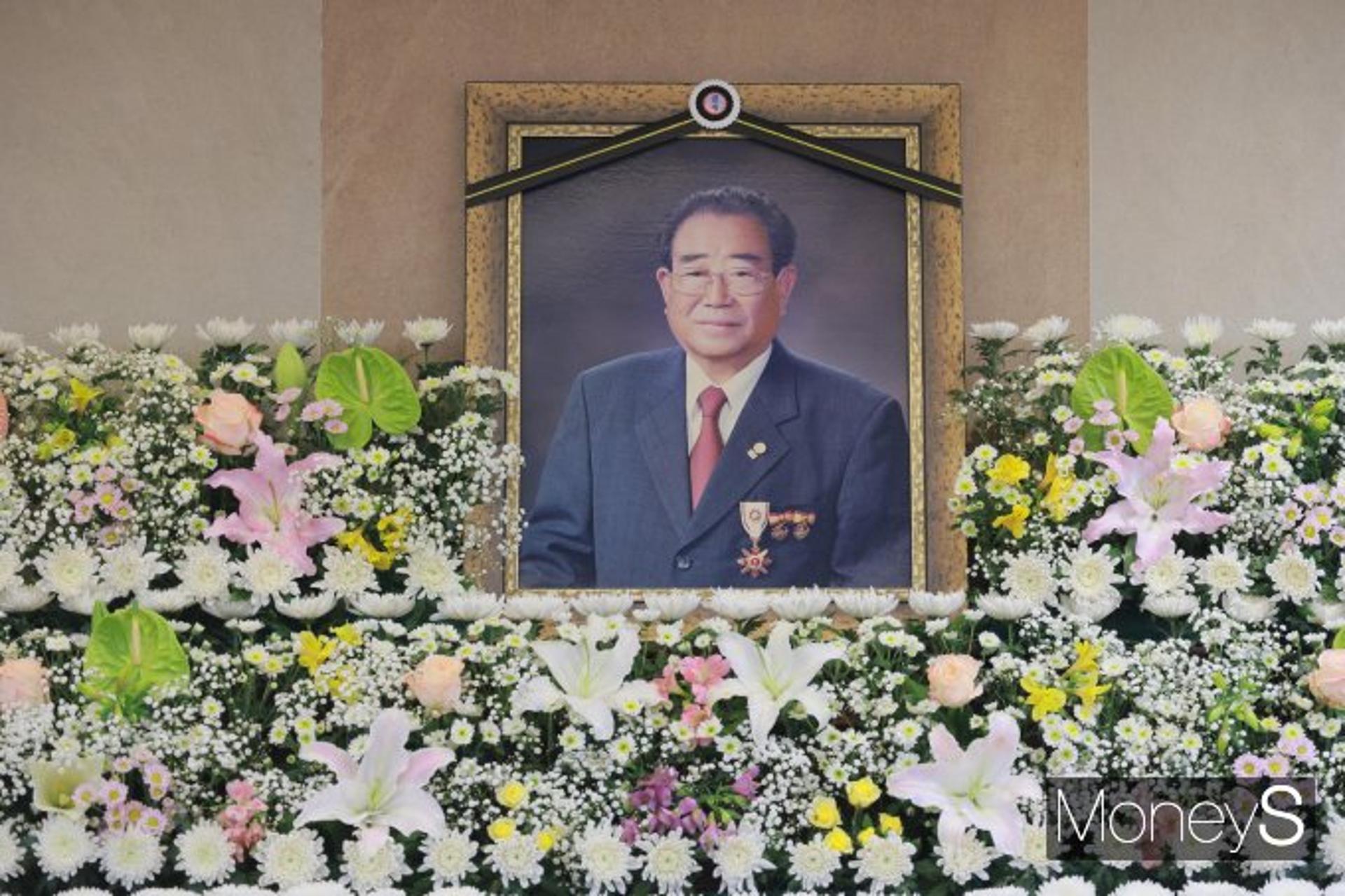 "내가 양딸, 연예인만 조문해?"… 송해 빈소서 '소동'