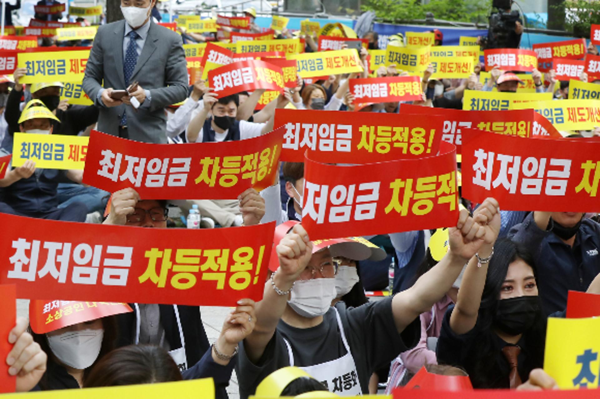자영업자 4명 중 1명 한계 상황… "최저임금 동결해야"