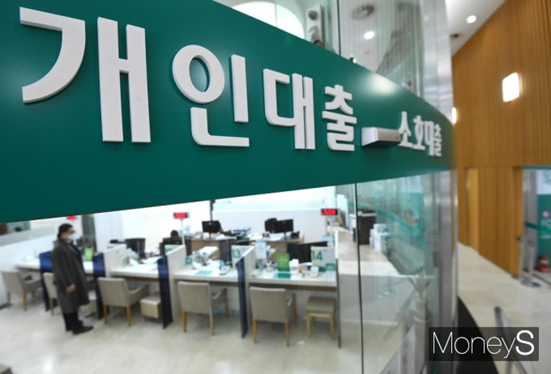 장단기 국채수익률 역전 됐다… 경기 암흑기 찾아오나
