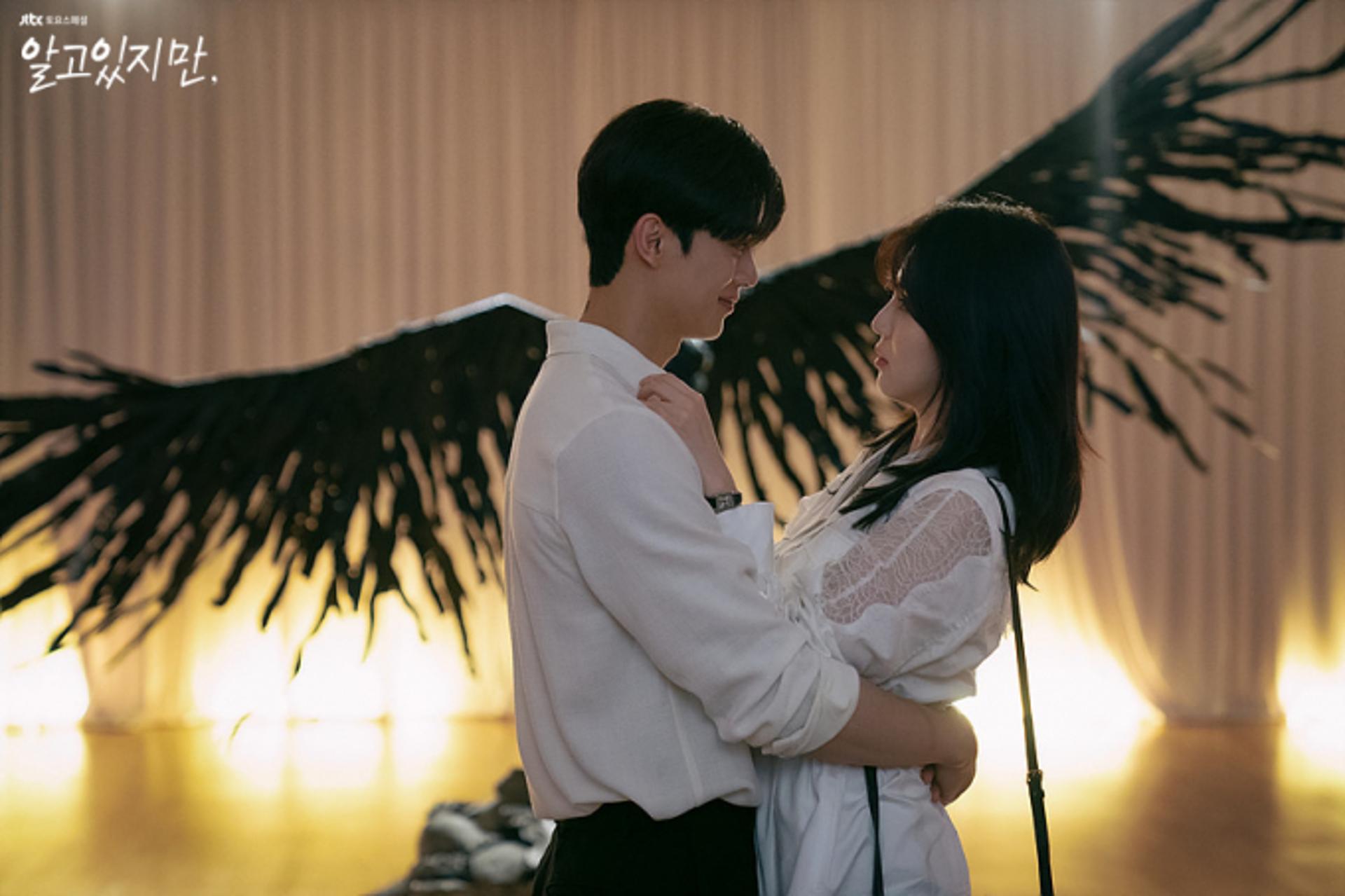 송강♥한소희 사귄다고?… 뜬금없는 열애설 '황당'