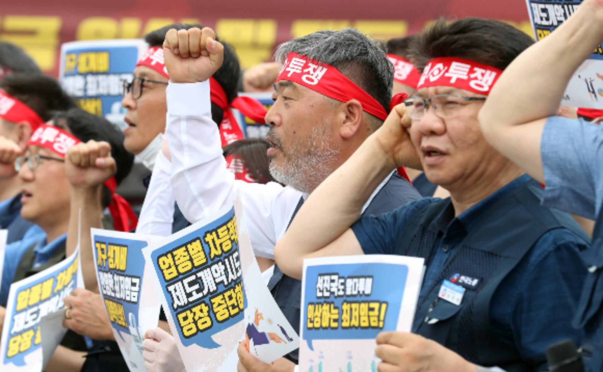 최저임금 장외전 격화… 노동계 "대폭 인상" vs 경영계 "동결"