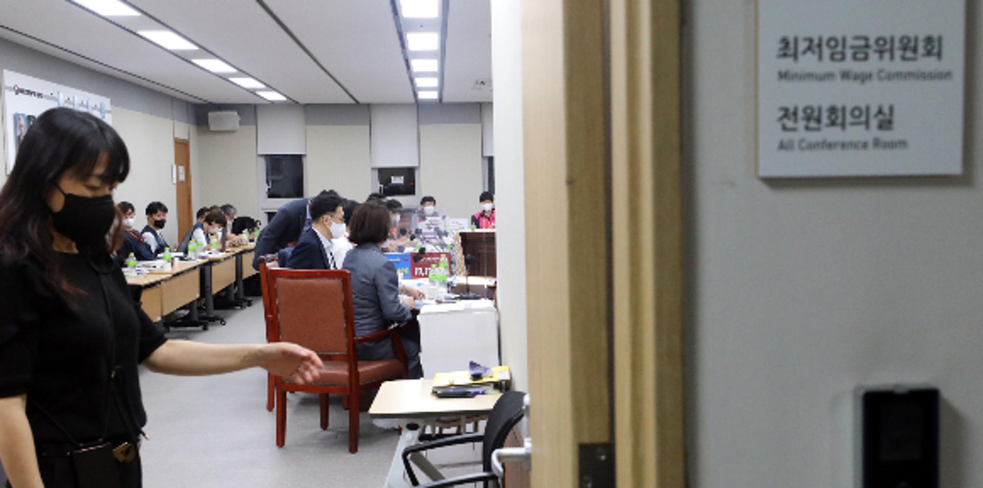 최임위 사용자위원 전원·근로자위원 4명 퇴장… 단일안 반발