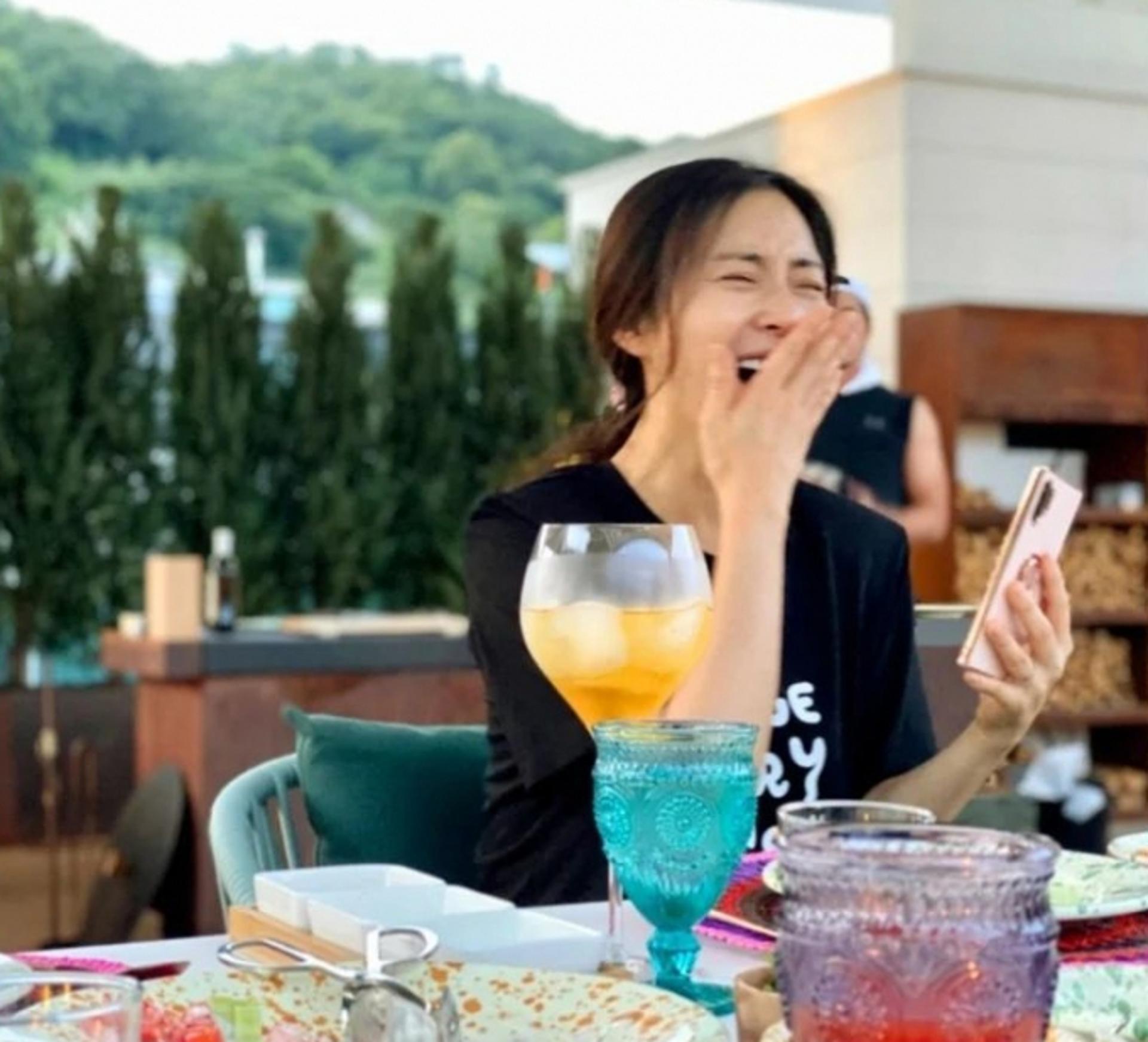 아직도 20대 같은 송윤아… 활짝 웃으며 청순 미모 발산