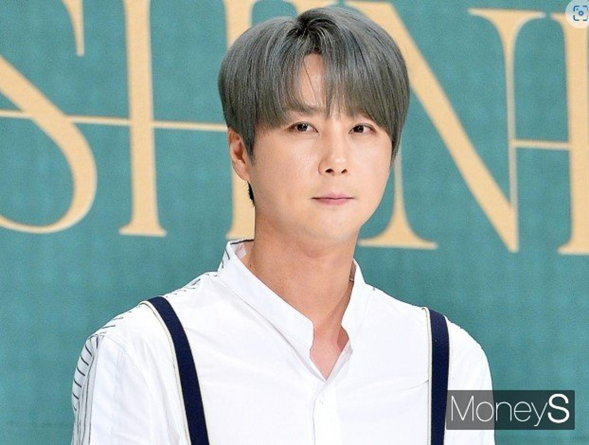 "두 다리 수술, 완전무장"… 신혜성, 앤디 결혼식 불참설 가짜였다