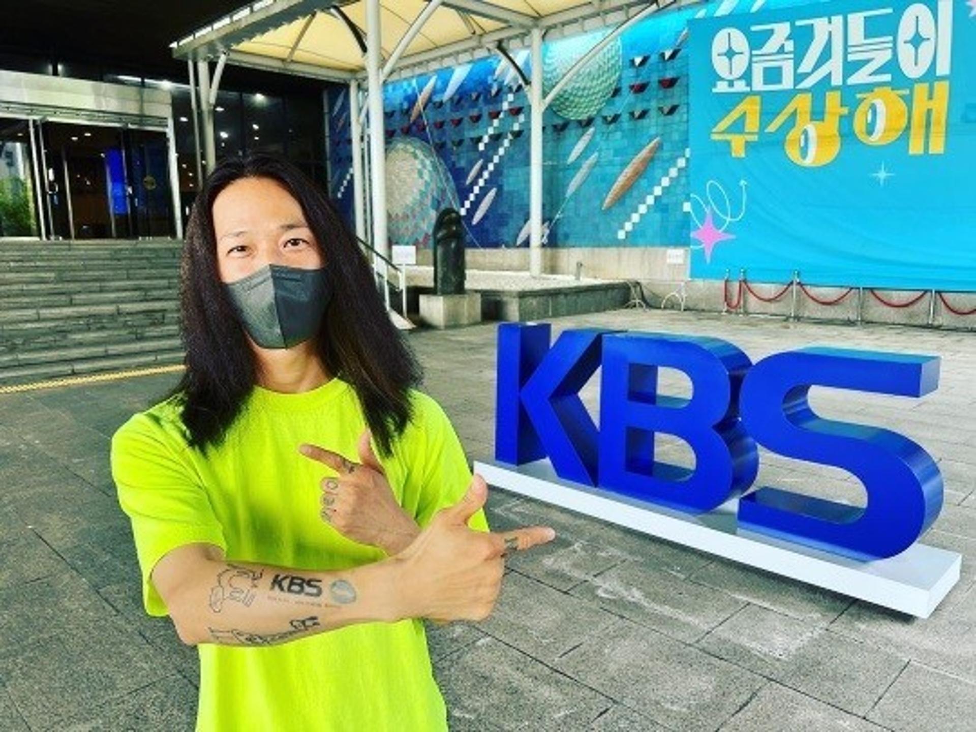 "이거 찐이에요"… 팝핀현준, 'OOO' 로고를 타투로?