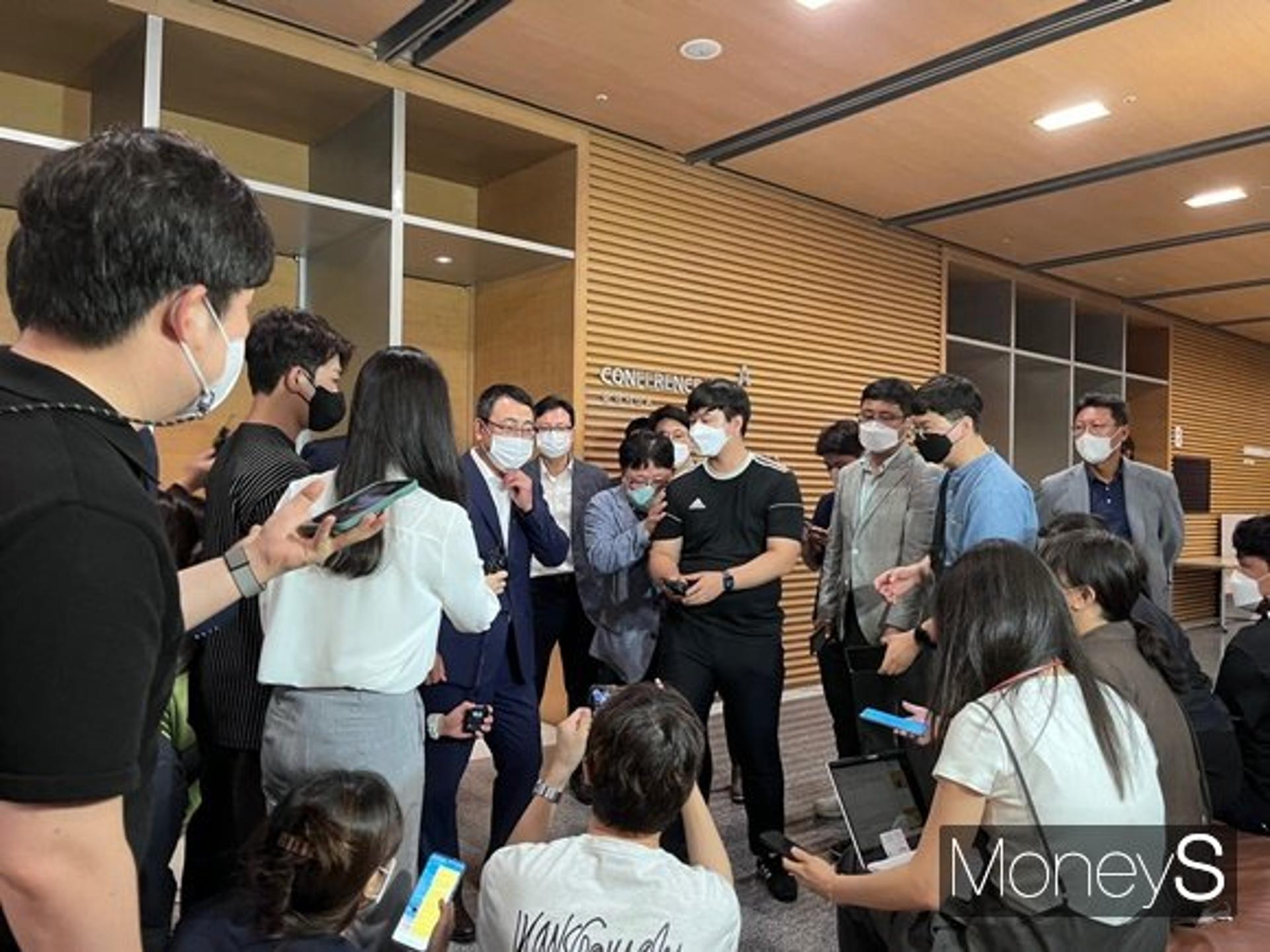 유영상 SKT 대표 "5G 중간요금제, 정부와 협의 통해 8월 초 출시"