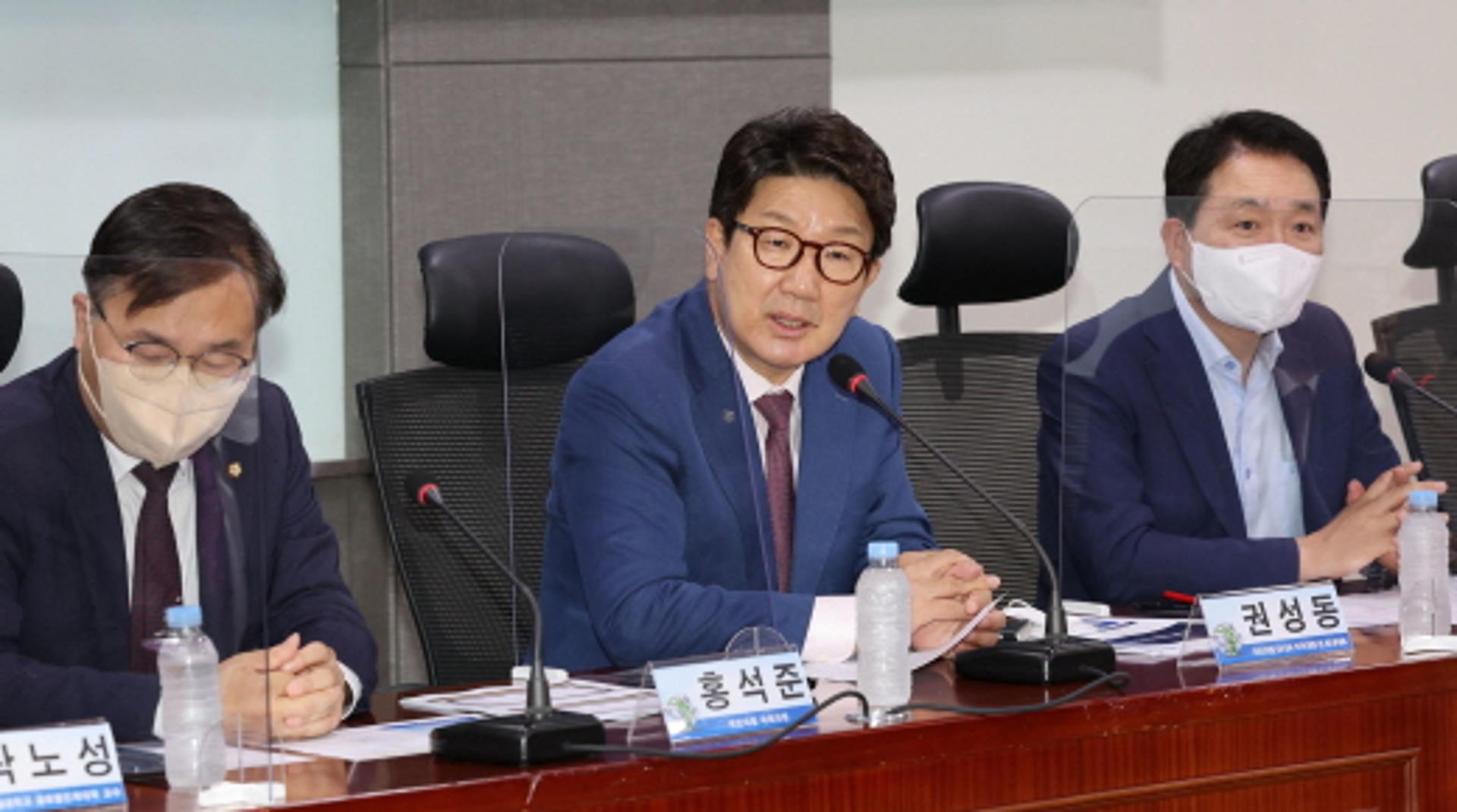 권성동이 추천한 대통령실 직원, 지역구 강릉 선관위원 아들이었다