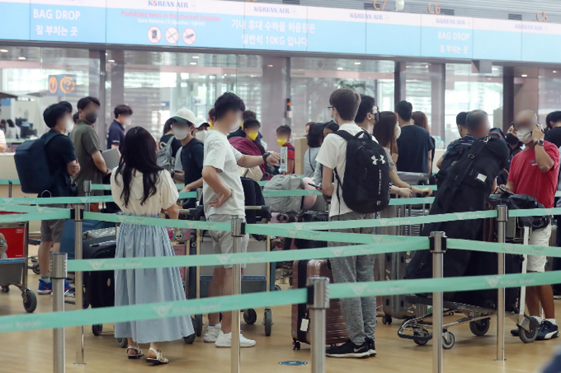 다시 북적이는 인천공항… 하루 이용객 6만명 돌파, 다음달 9만명 임박