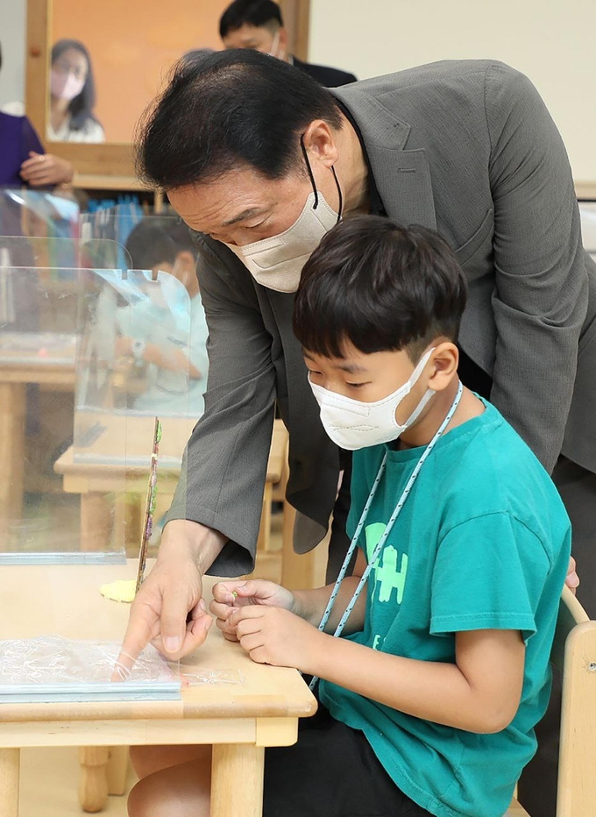 임태희 경기교육감, 초등돌봄교실 함께하며 현장과 소통