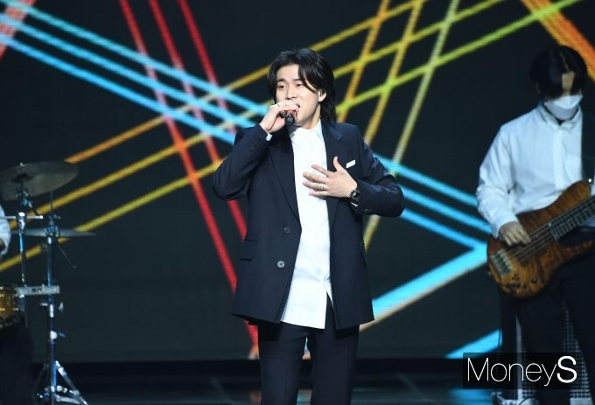 이무진 "코로나 확진, 팬사인회·페스티벌 일정 취소"
