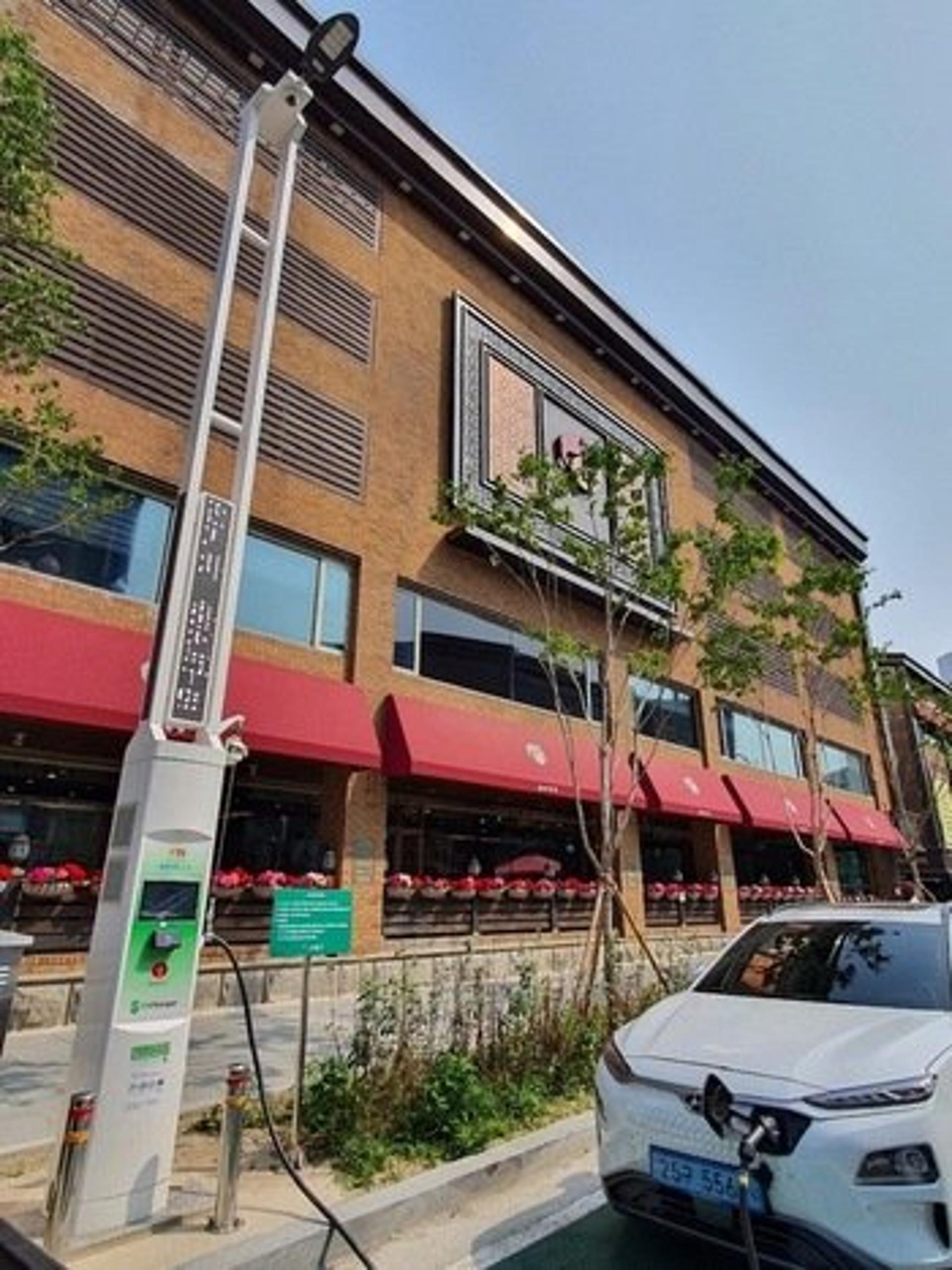 수원시, 전국 최초 '스마트 가로등 전기차 급속충전기' 설치