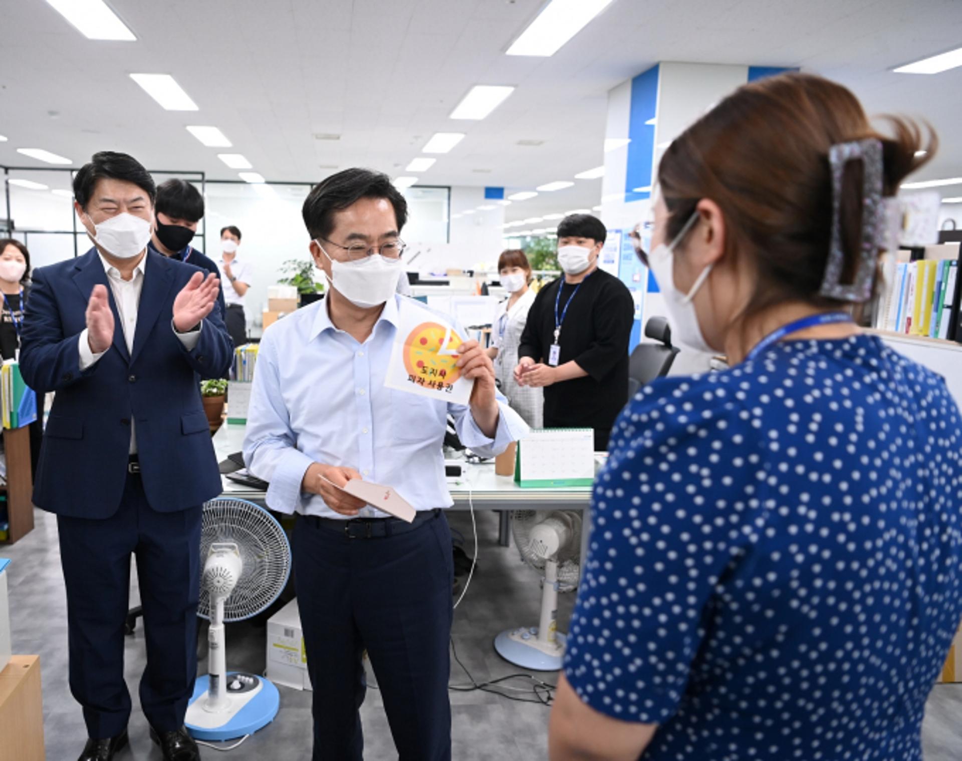 김동연, 북부청사 찾아 출산 예정직원 격려 "소중한 결정에 축하"