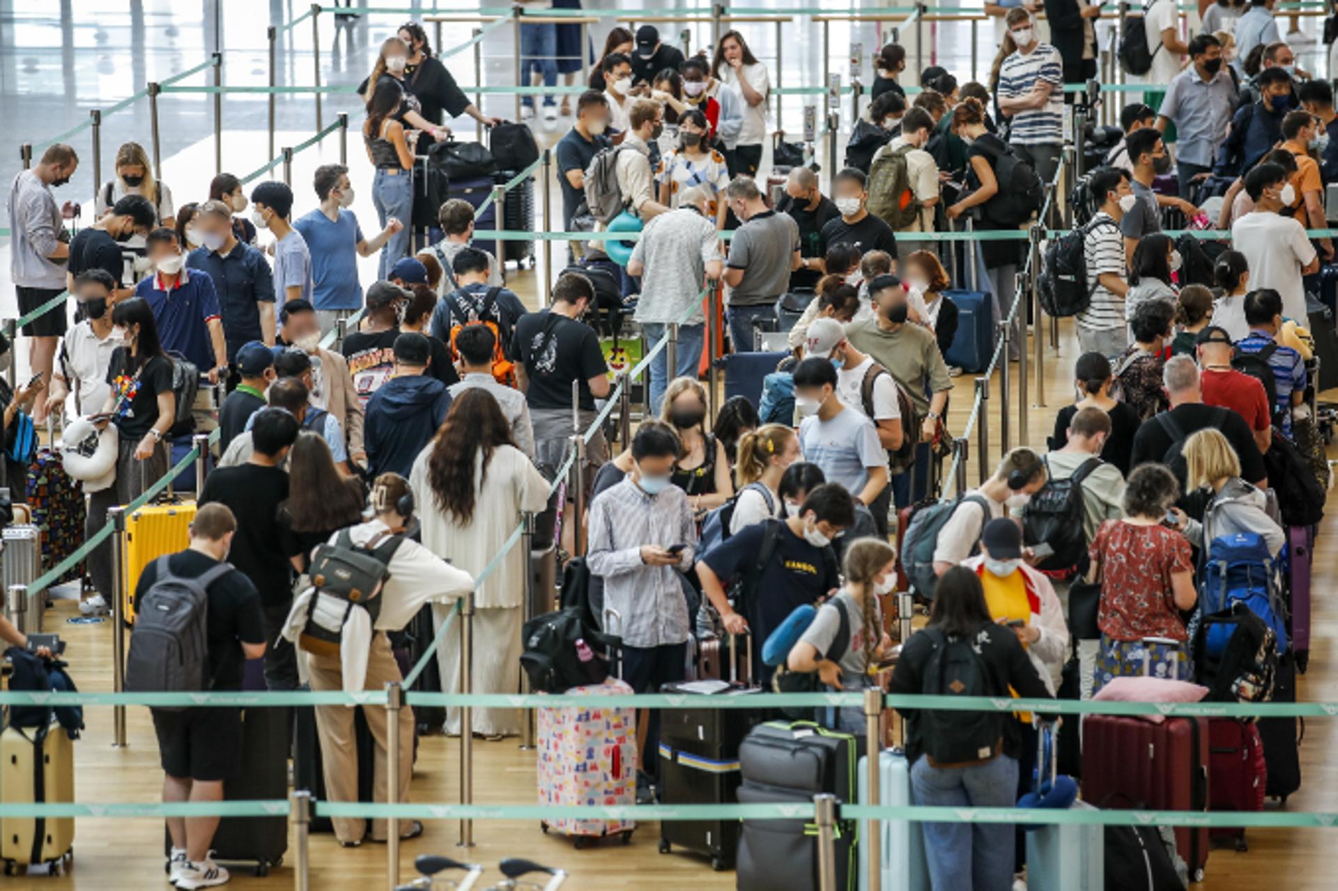 지난달 174만명 몰린 인천공항… 코로나 이후 최대, 해외여행객 급증 여파
