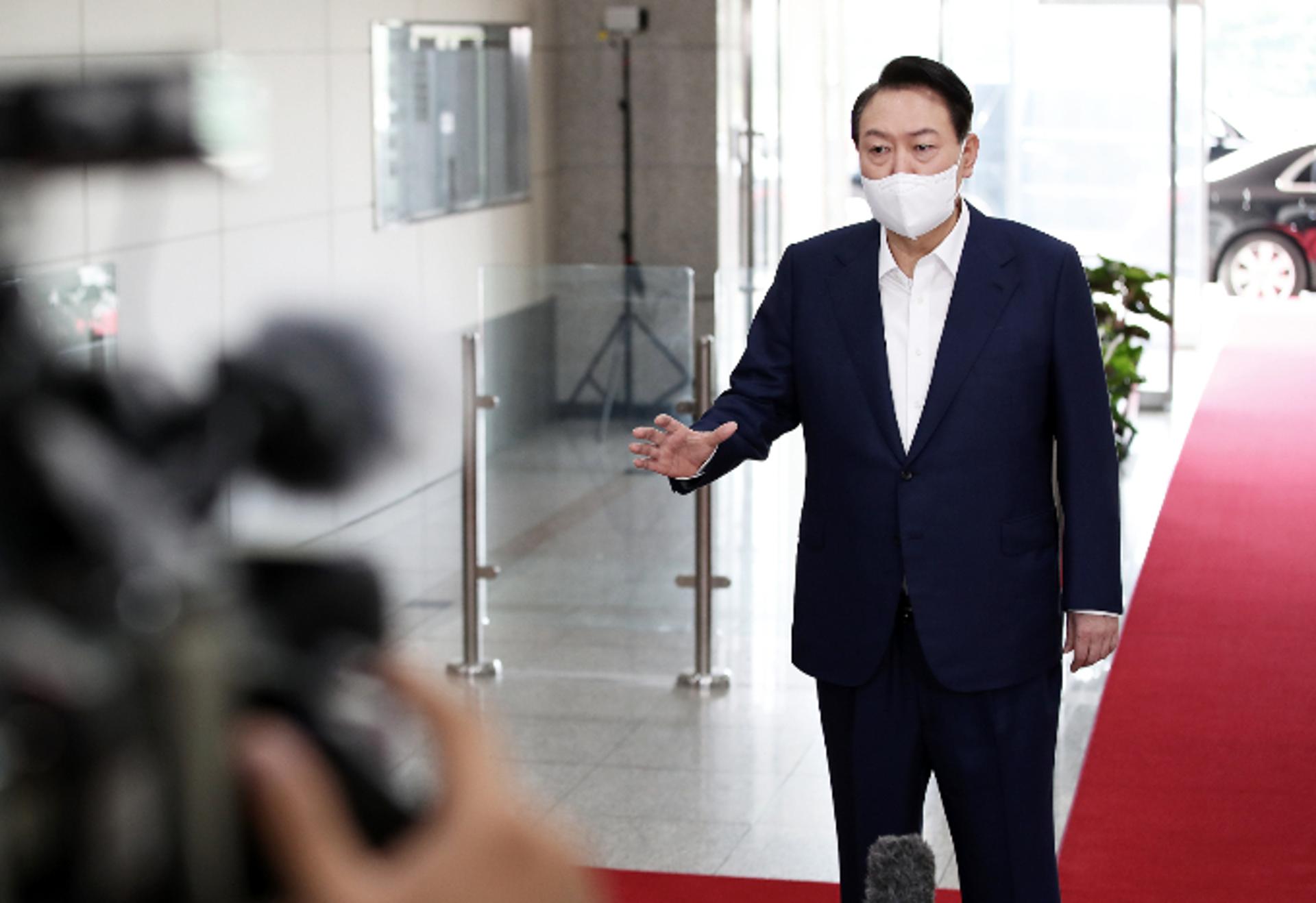 "경제 활성화 vs 경제와 상관 없다" 재벌 총수 사면의 정치학
