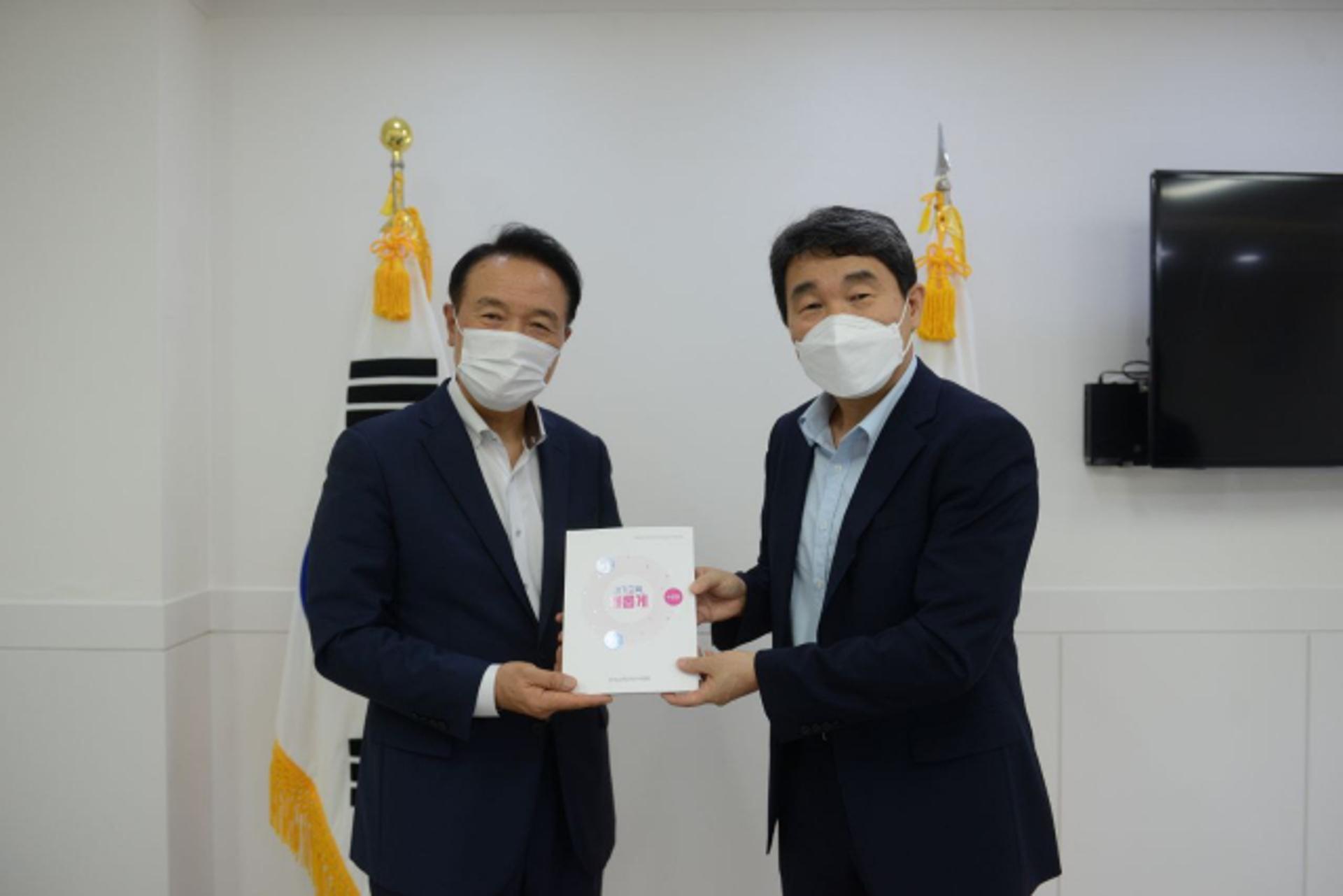 경기도교육감직인수위 백서 전수…새로운 경기교육 방향 제시