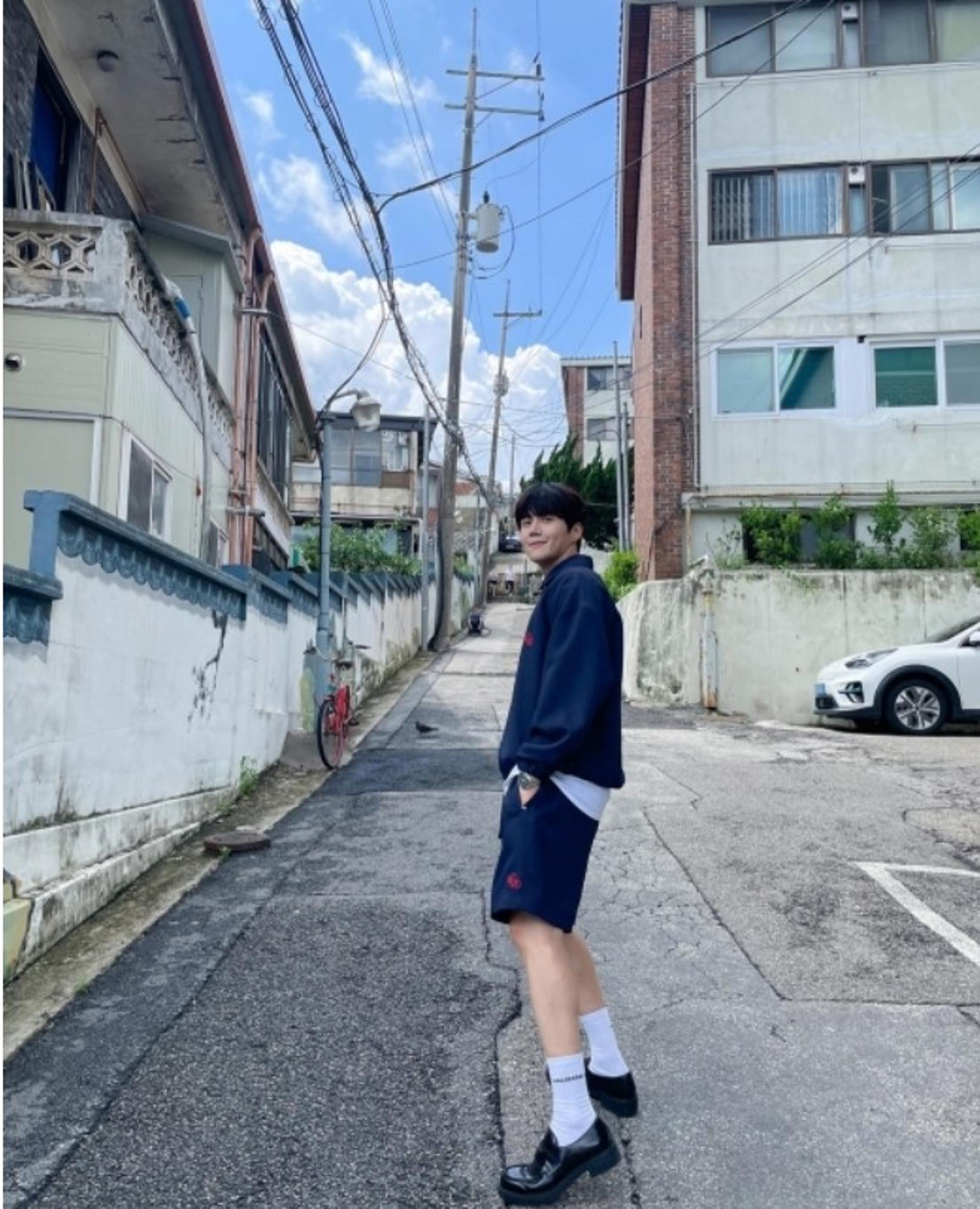 미소 되찾은 김선호… 무대 복귀 후 '청량美' 넘쳐