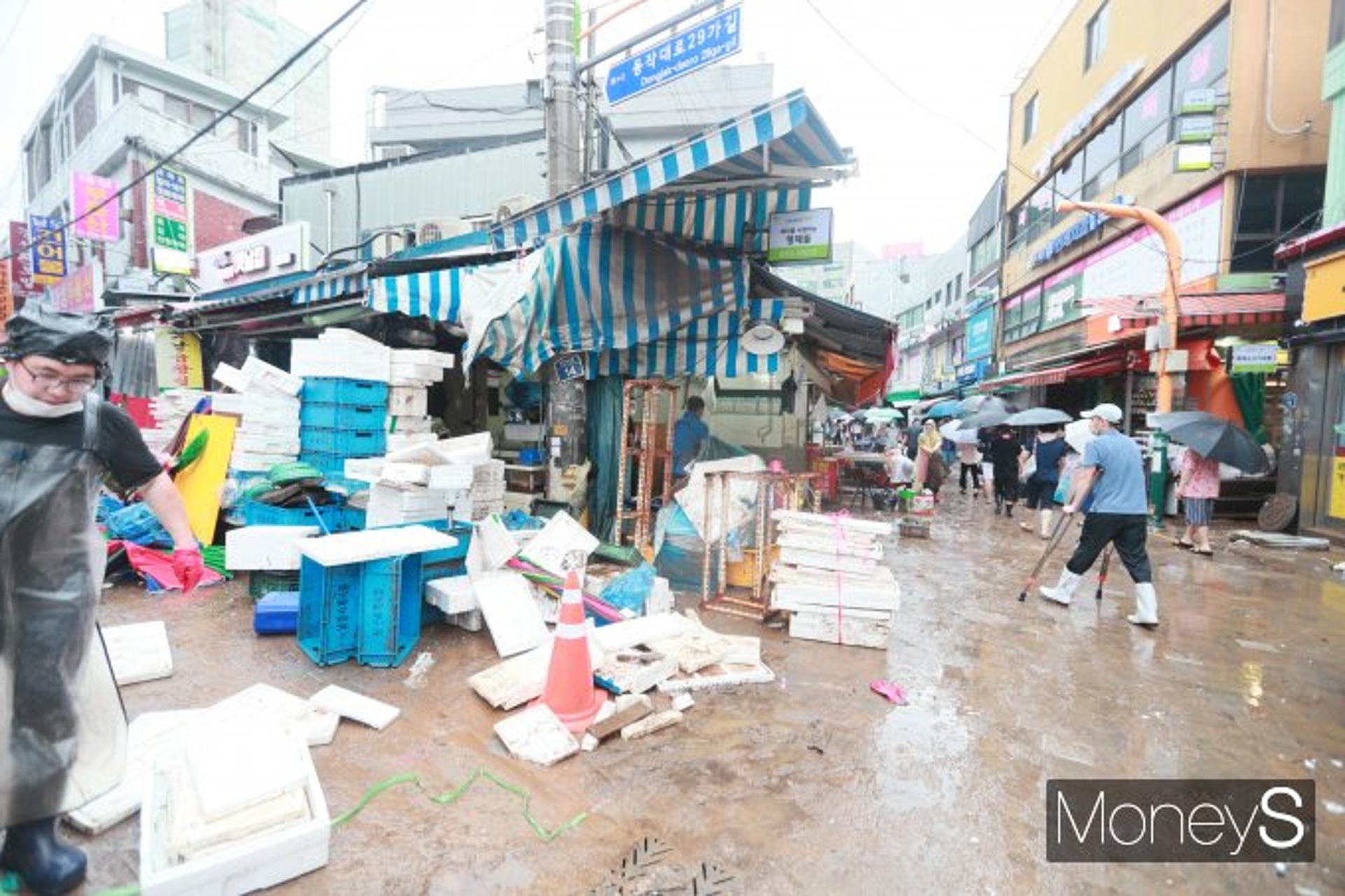 잠기고 무너지고 멈추고… 기록적 폭우로 9명 숨져