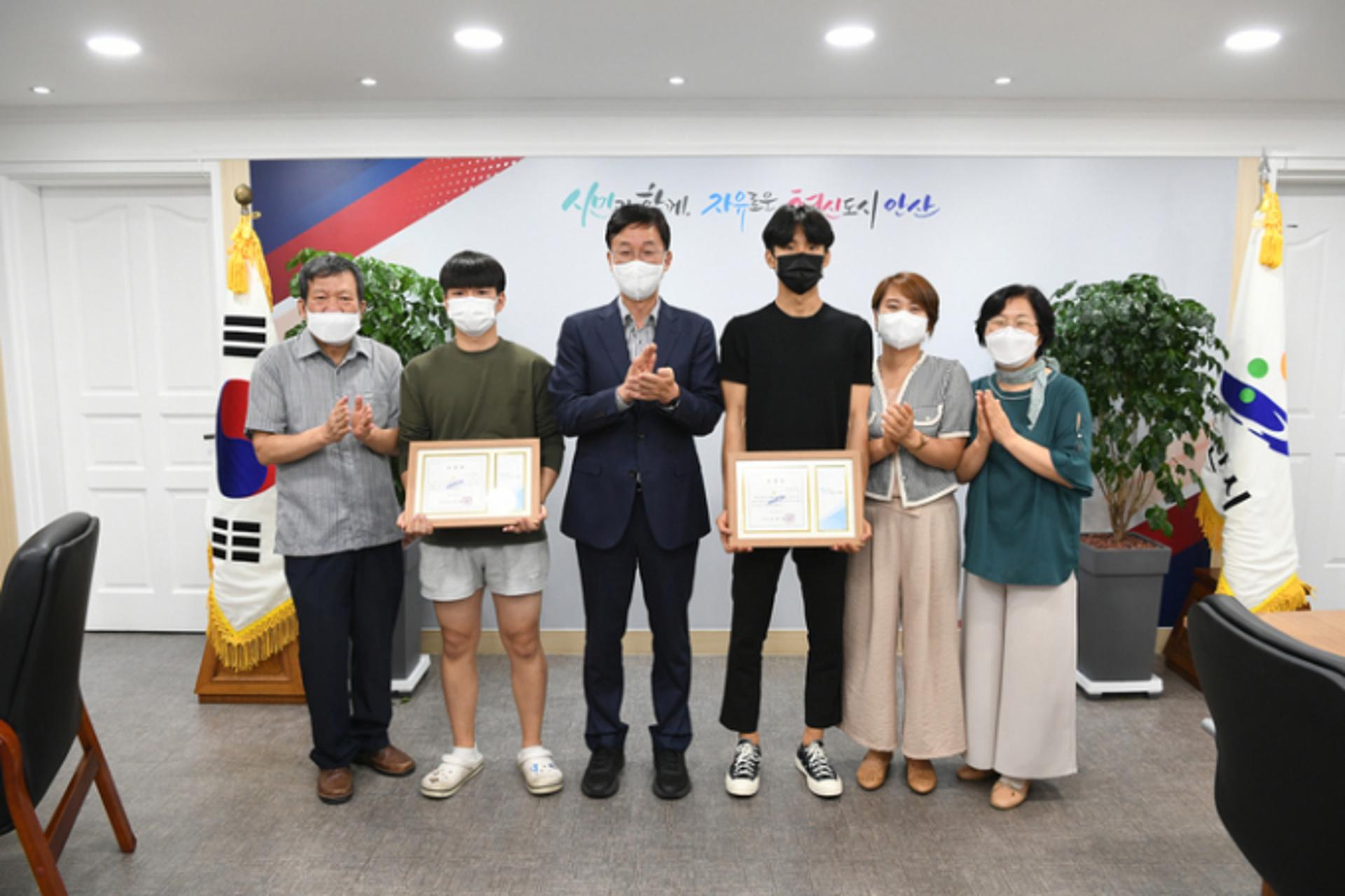 안산시, 빗길 넘어진 할머니 도운 안산공고 학생들에 표창장
