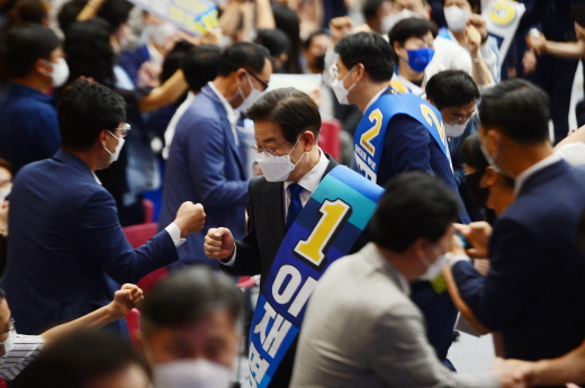 "차악 아닌 최선을 겨루는 정치로"… 이재명, 당대표 더 다가갔다