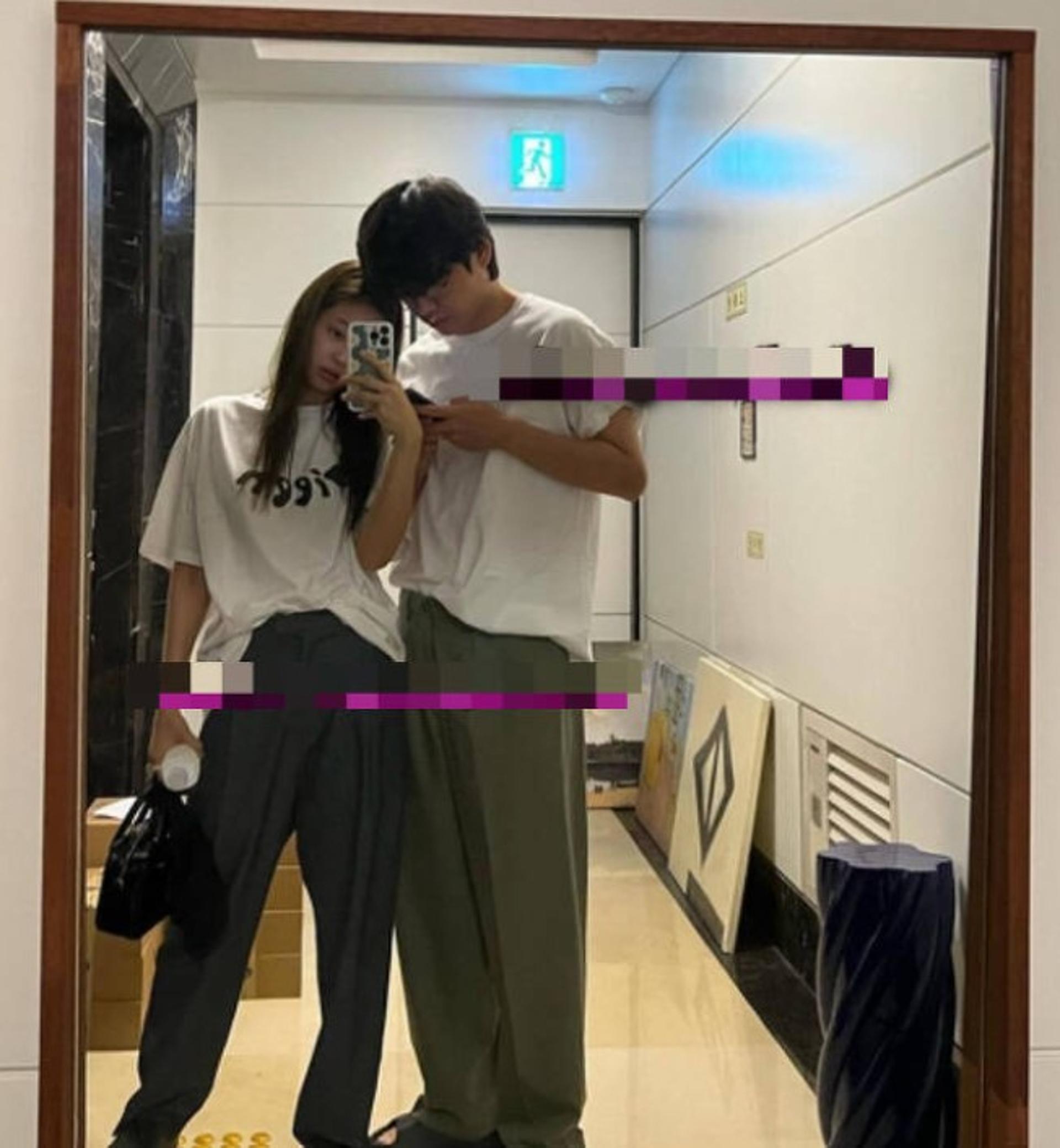 연이은 뷔♥제니 열애설… 커플룩+거울 셀카 '집 데이트'?