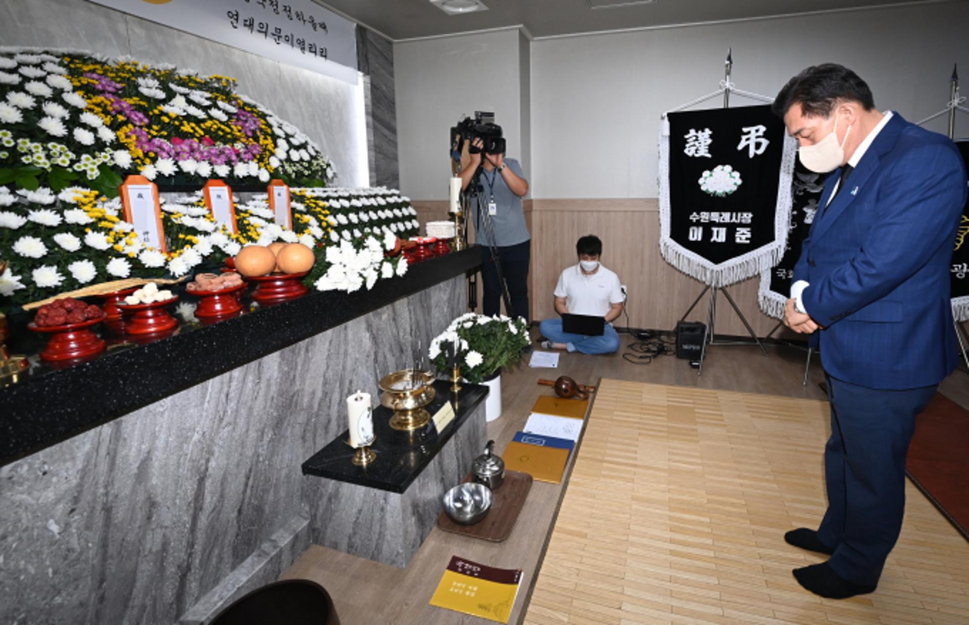 이재준 수원특례시장, '권선구 세 모녀' 빈소 찾아 조문