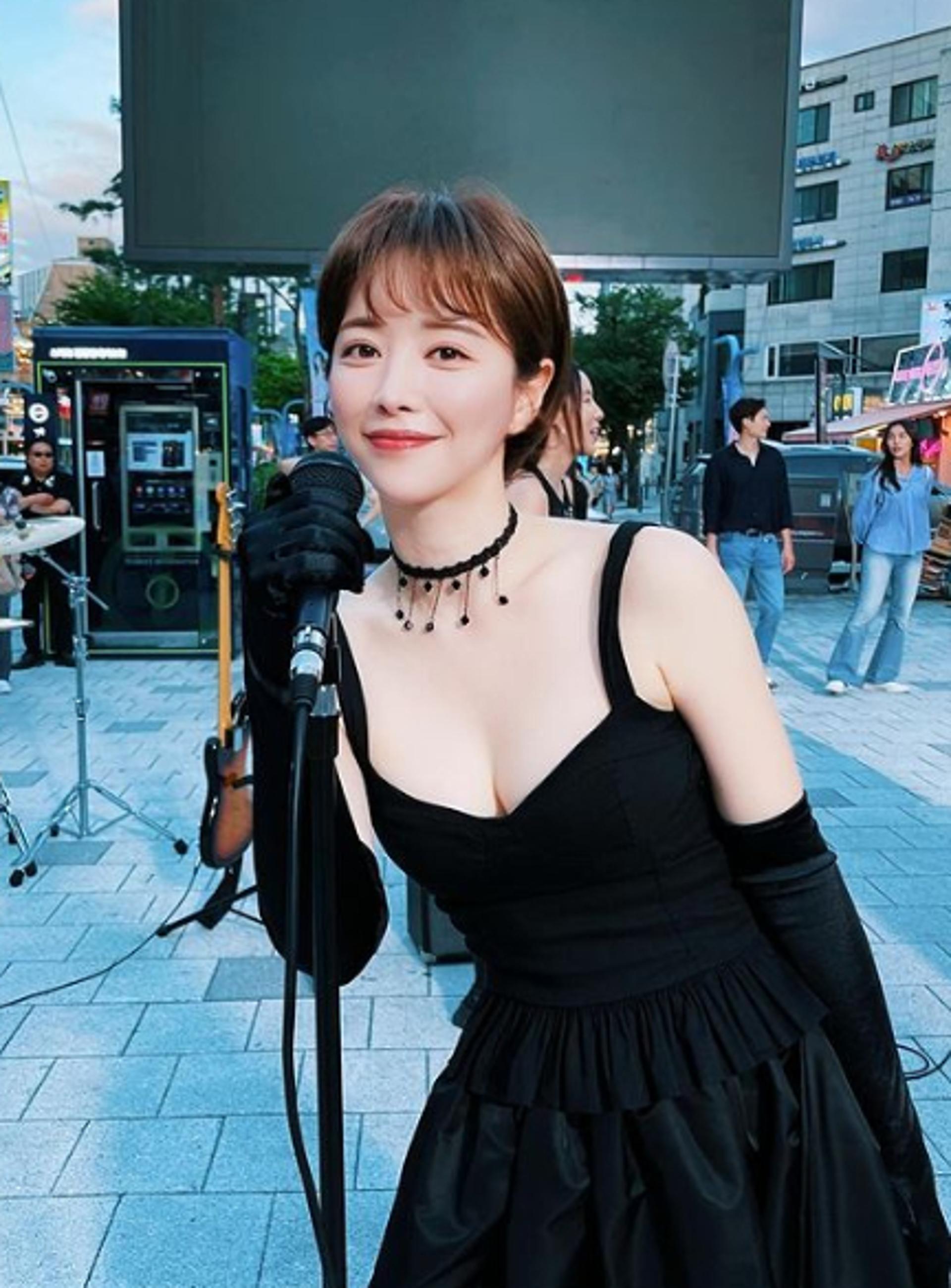 '숏컷 변신' 홍수아… 검은색 원피스 입고 하얀 피부 뽐내