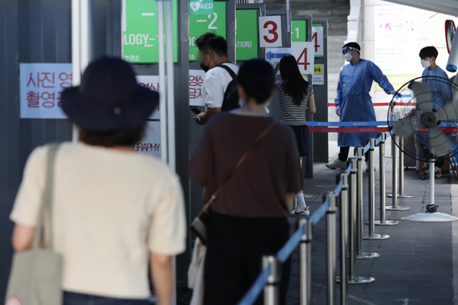 코로나 신규확진 10만명 아래로… 위중증 '재유행 이후 최다'(종합)