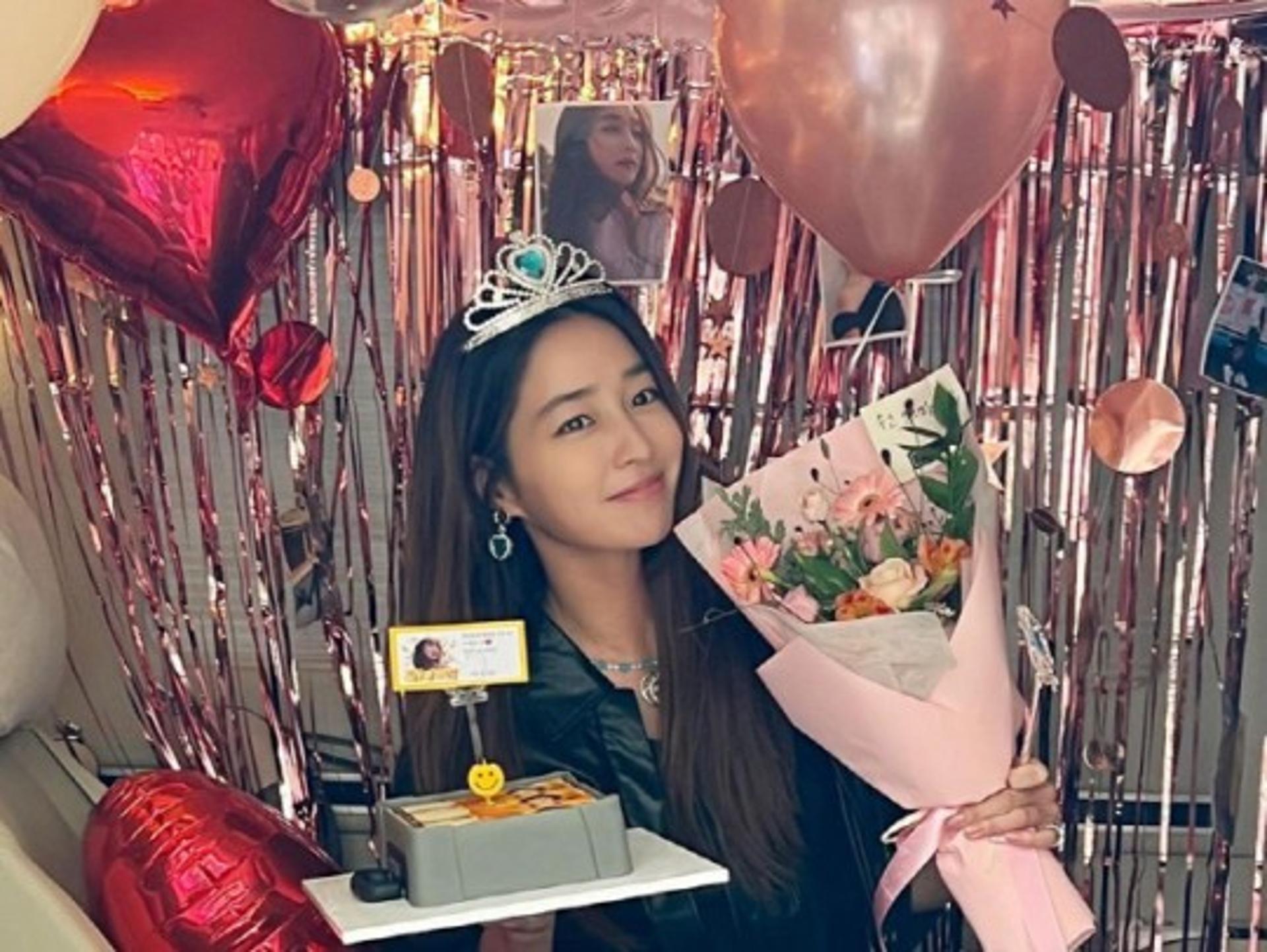 '이병헌♥' 이민정, 공주님 미모 美쳤다… "왕관 너무 웃겨"