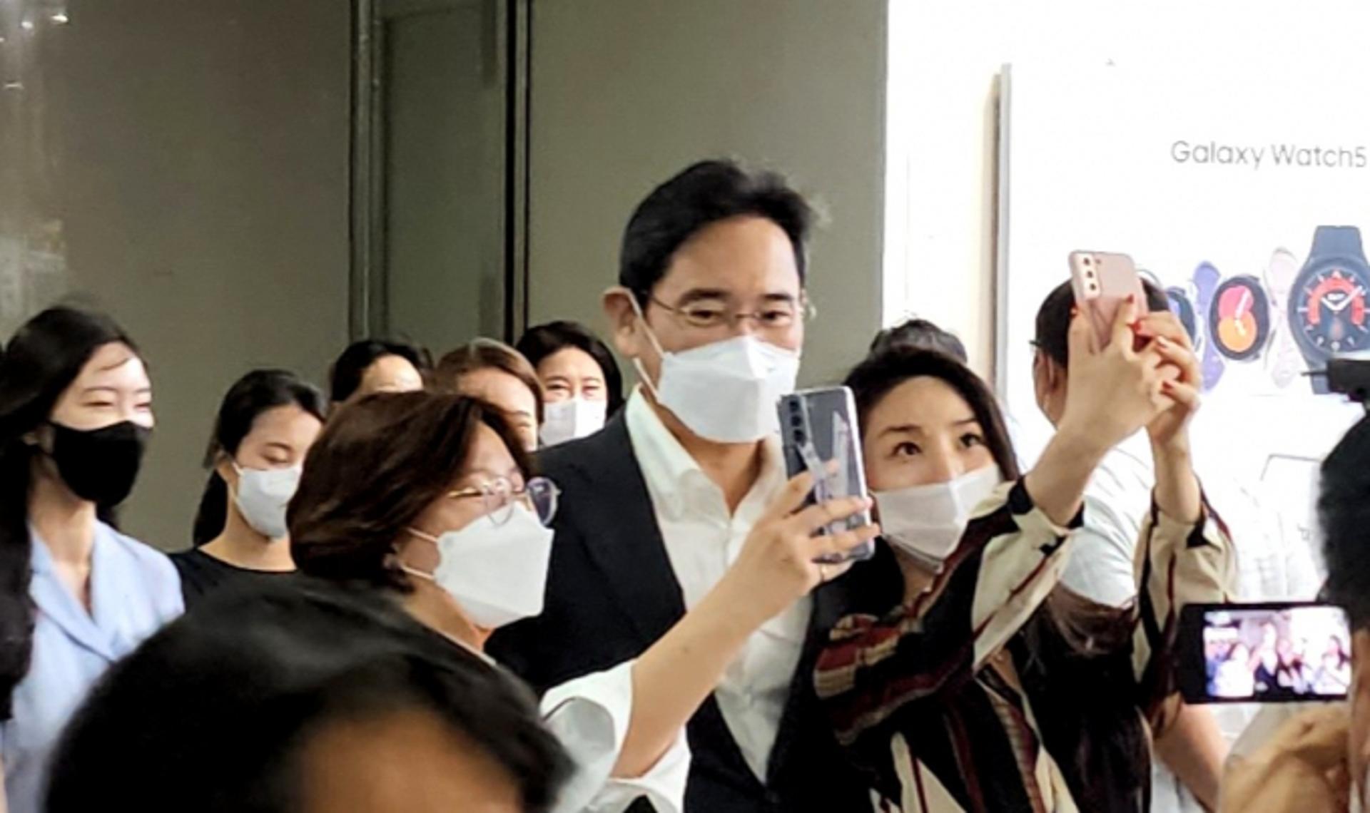 영상통화·셀카·사인… 이재용 파격 소통에 임직원 '들썩'