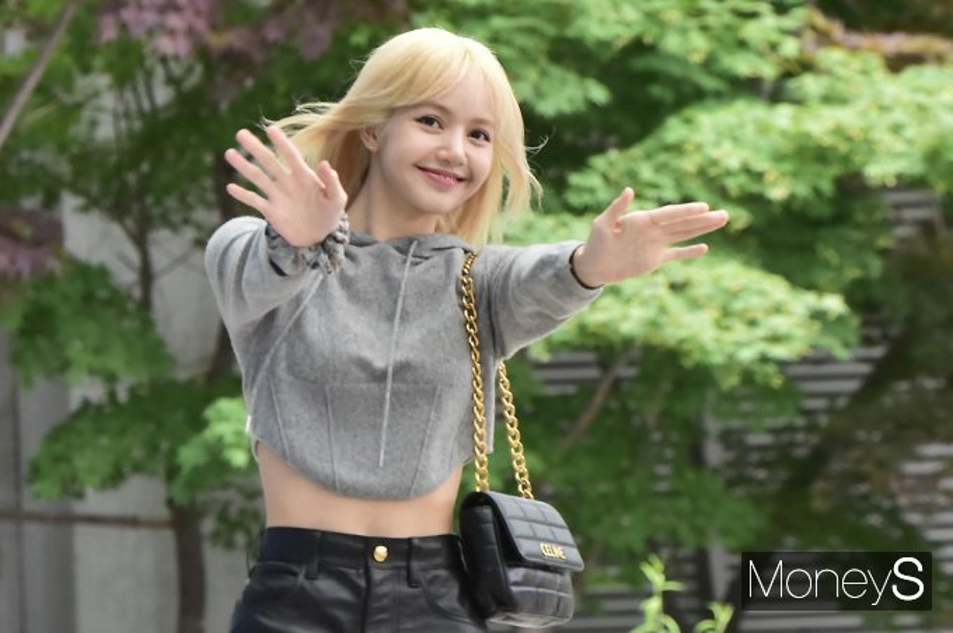 블랙핑크 리사, 제니 이어 해킹당했나?