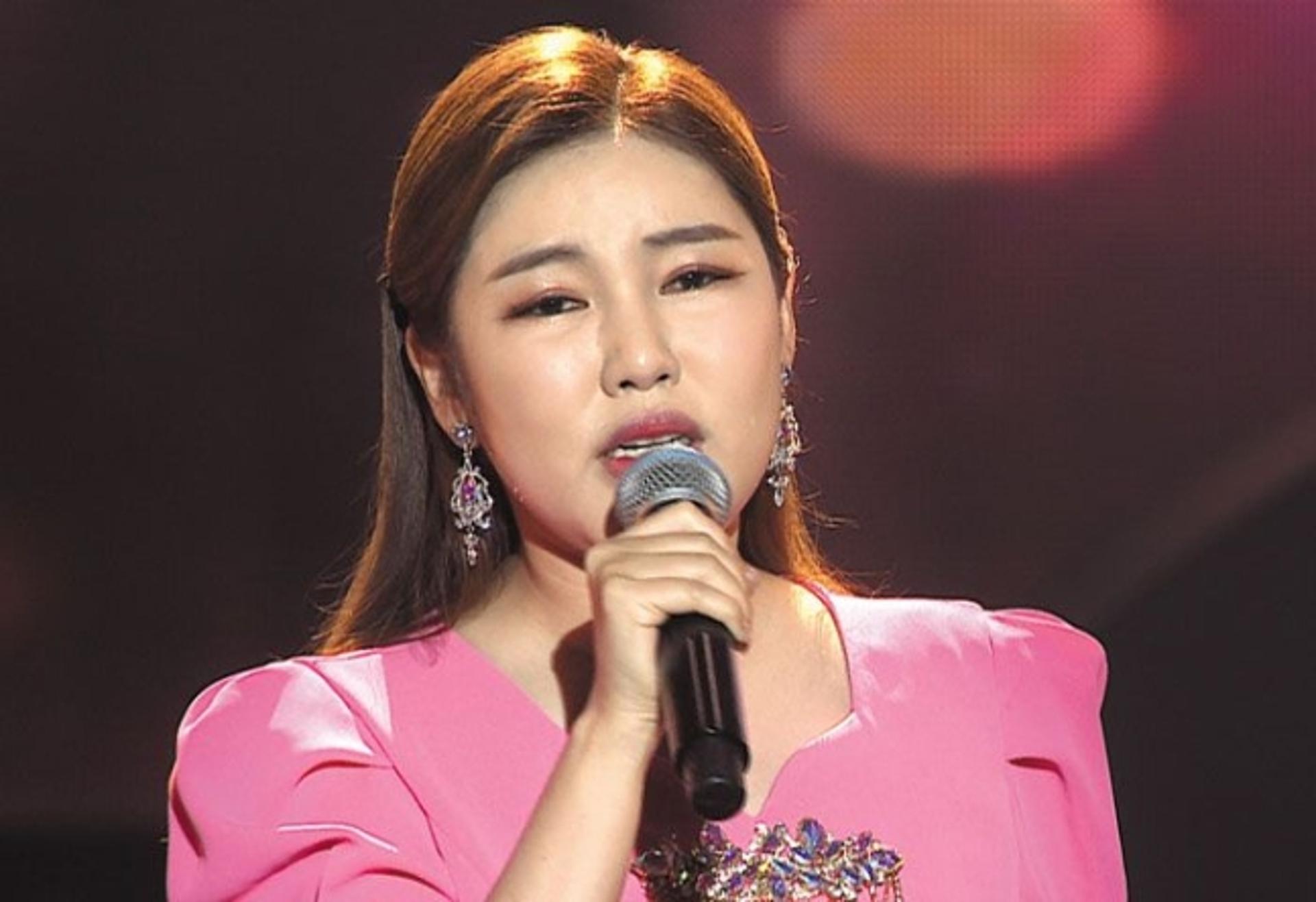 "화려한 무대" 송가인 전국투어 콘서트… 안방 1열서 본다