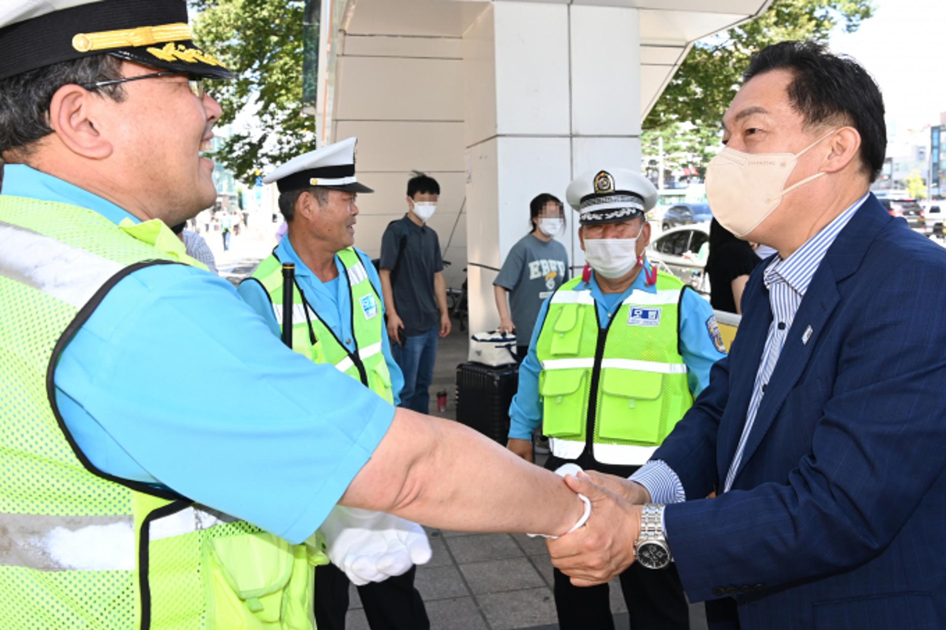 이재준 수원특례시장, 추석 연휴 비상근무자·봉사자 찾아가 격려