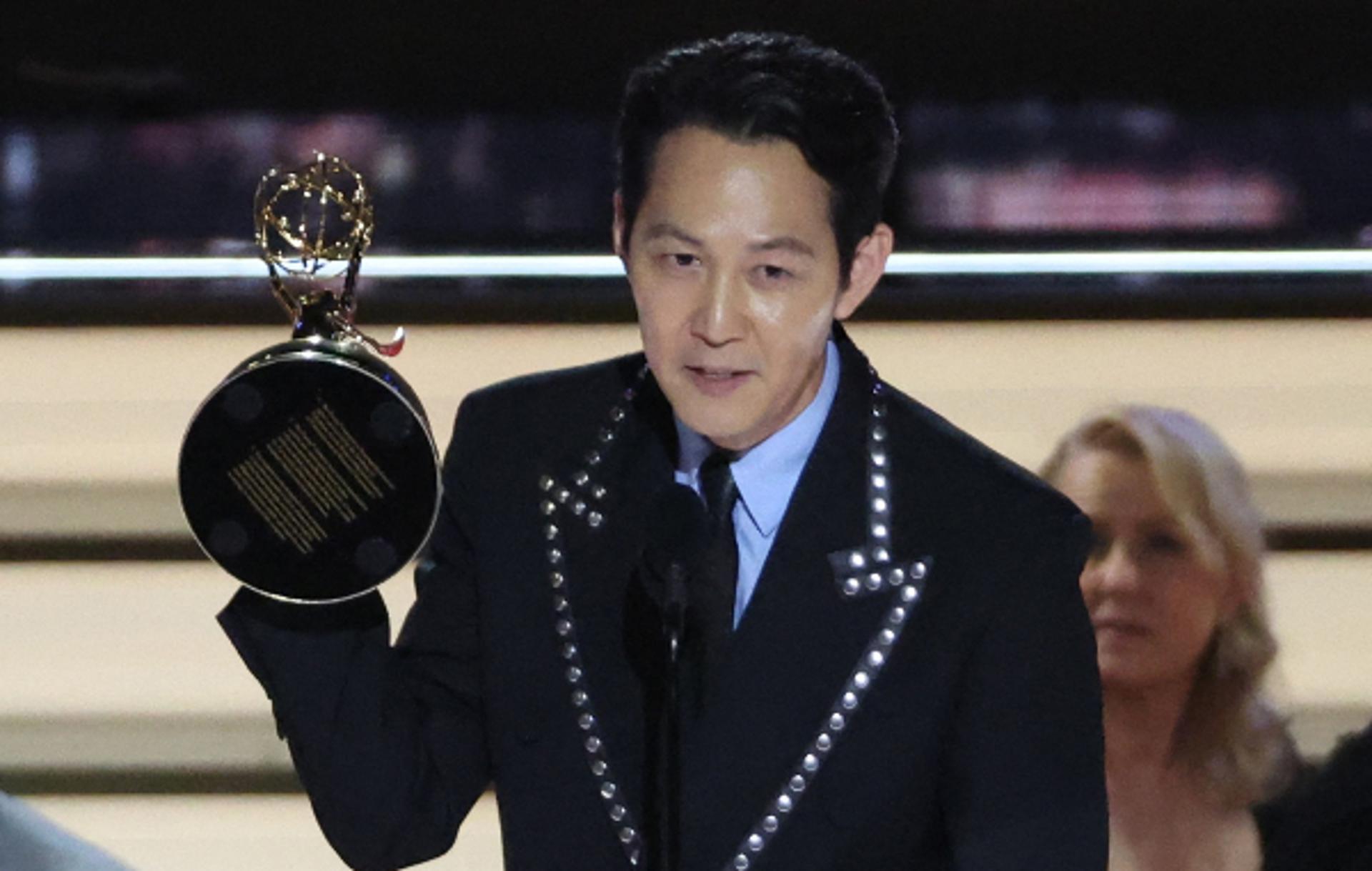 美에미상 새역사 쓴 이정재…♥임세령 환하게 웃었다