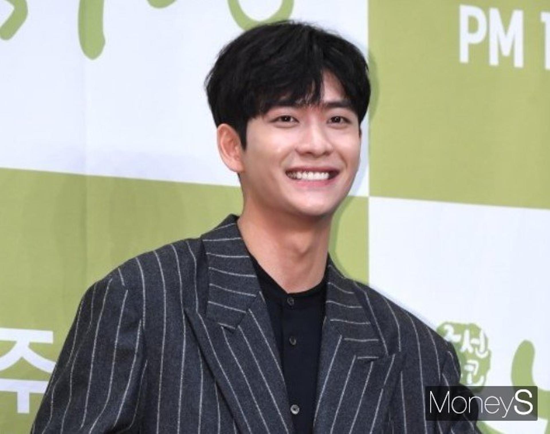 "잠시만 안녕"… 강태오, 20일 37사단 입소