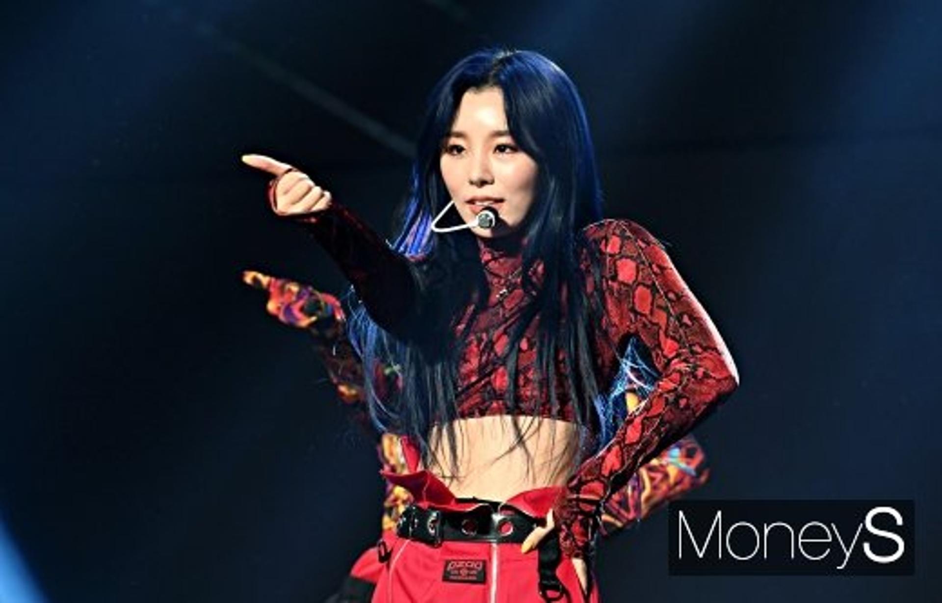 "각막에 상처" 휘인, 폭죽 가루에 눈 부상… 현재 상태는?