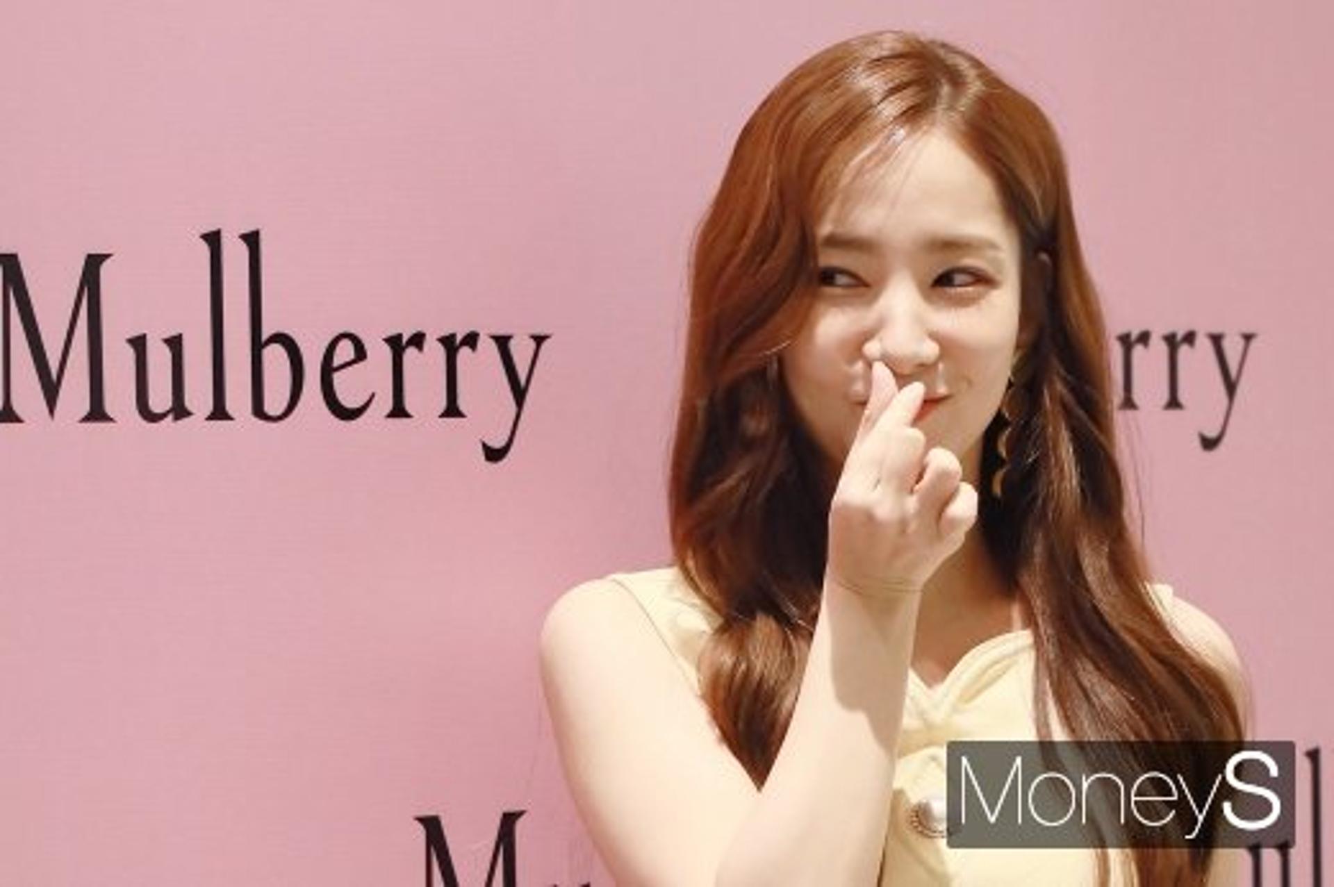 "연애하고 싶다"던 박민영, 재력가 열애설… 언제까지 침묵?