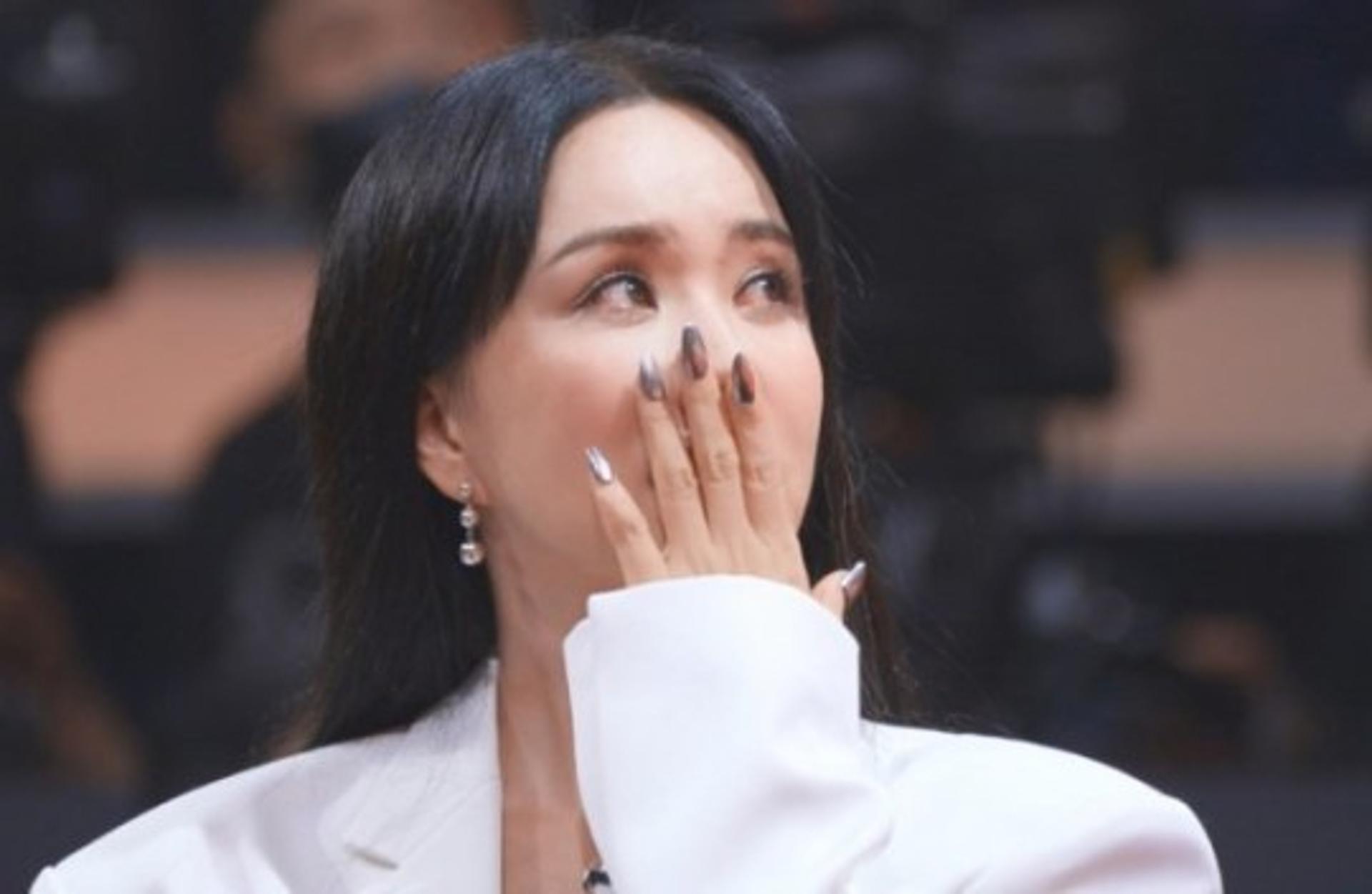 '갑상선암 수술' 엄정화 눈물… "오랫동안 노래 못해"