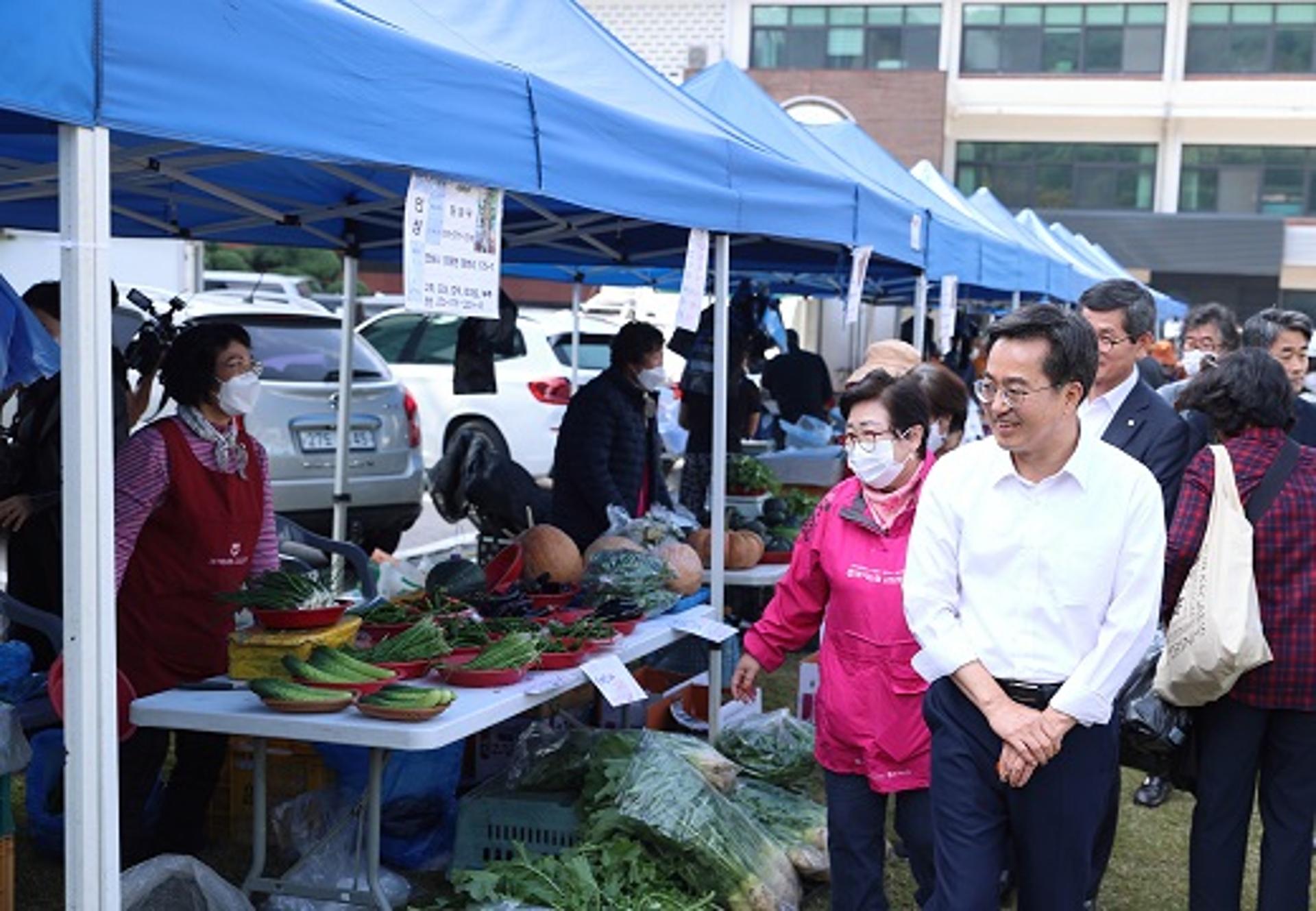 김동연, 옛 도청사 농산물 직거래장터 찾아 "상권 활성화 노력"