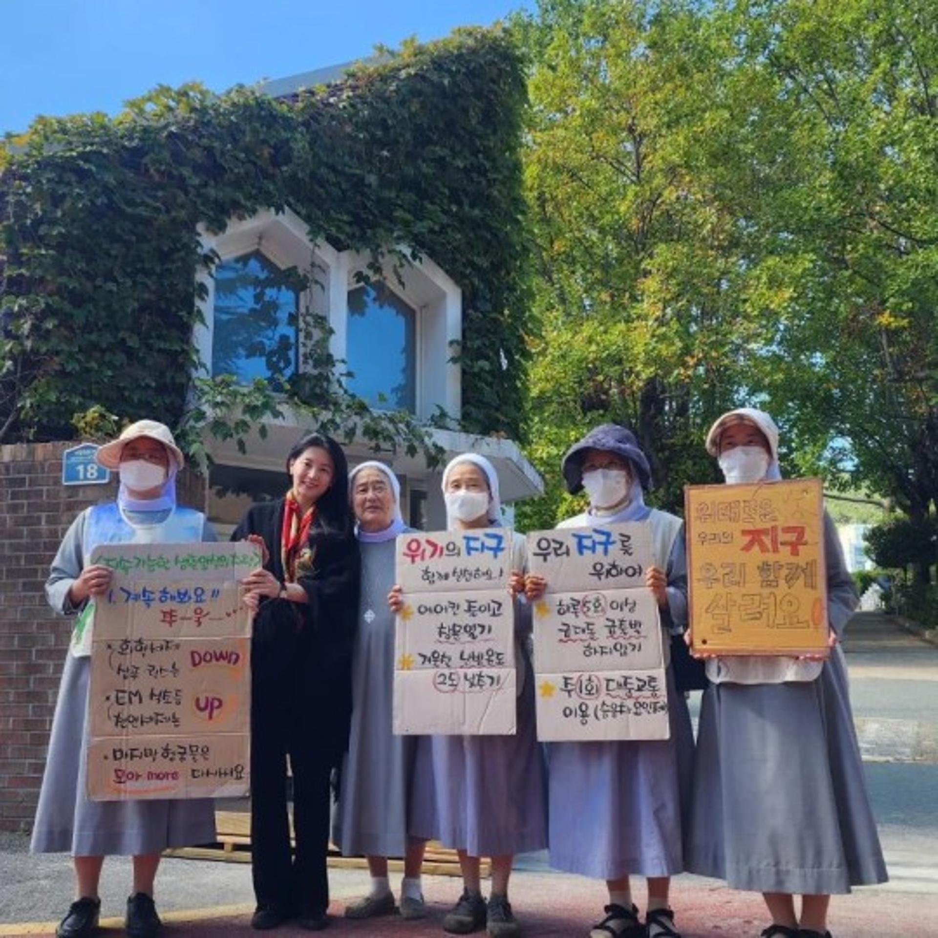 이영애, 남편과 공식석상 등장하더니… 피켓 들고 '성당 여신' 미모