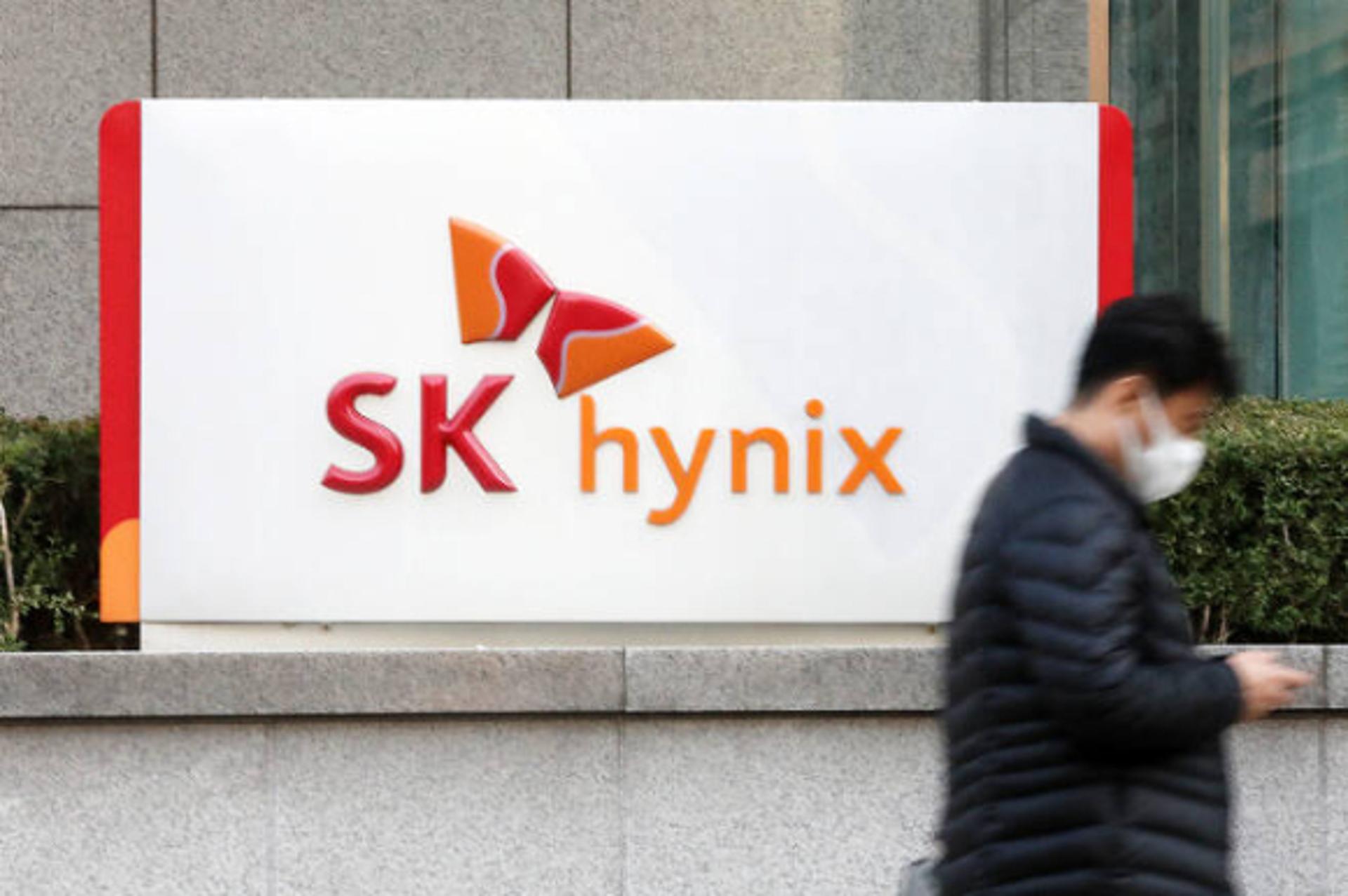 SK하이닉스, 3분기 영업익 60% 급감 '어닝쇼크'… 내년 투자 절반 줄인다(종합)