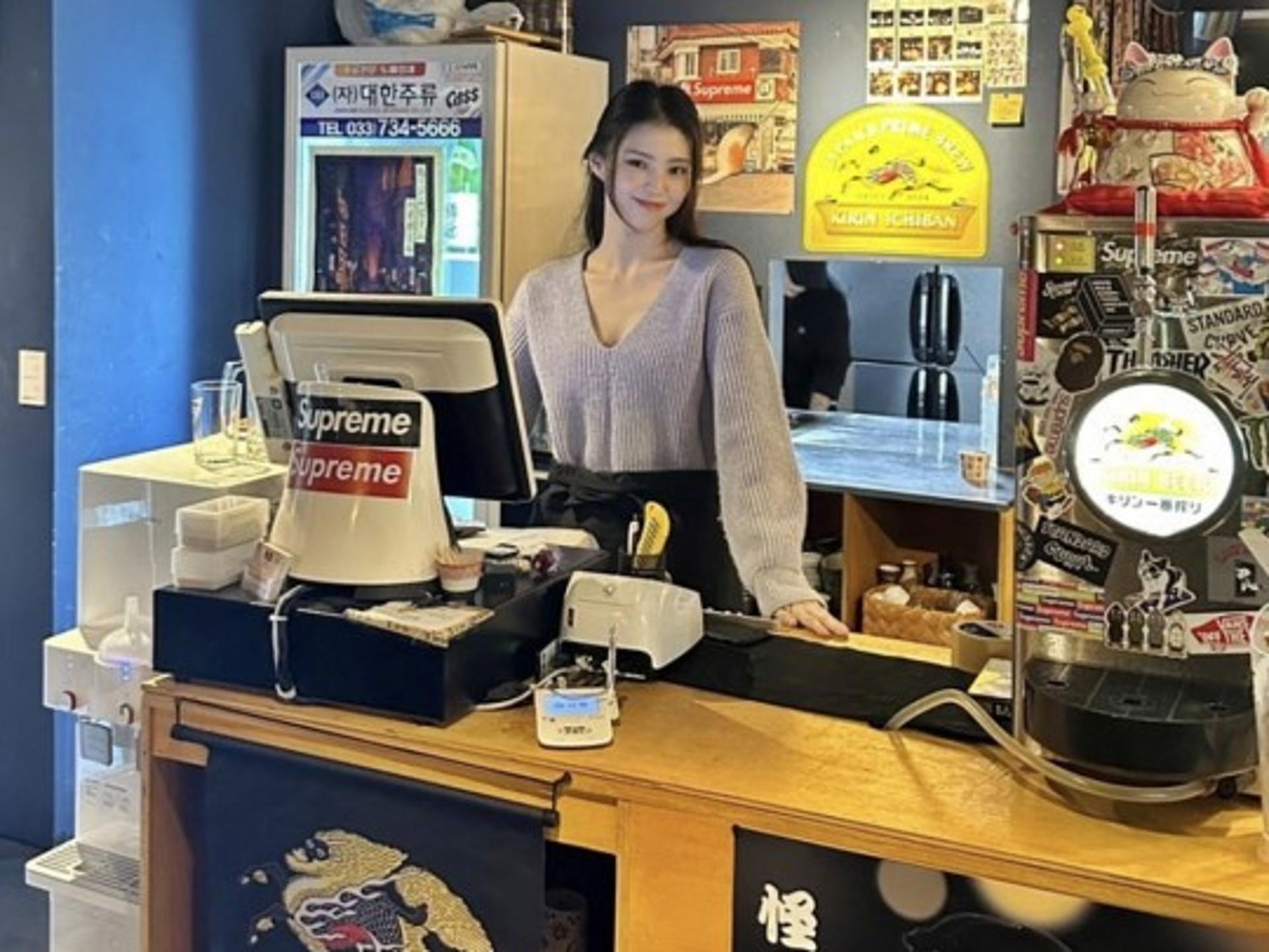 한소희가 아르바이트를?… ○ ○서 포착 '미모 美쳤다'