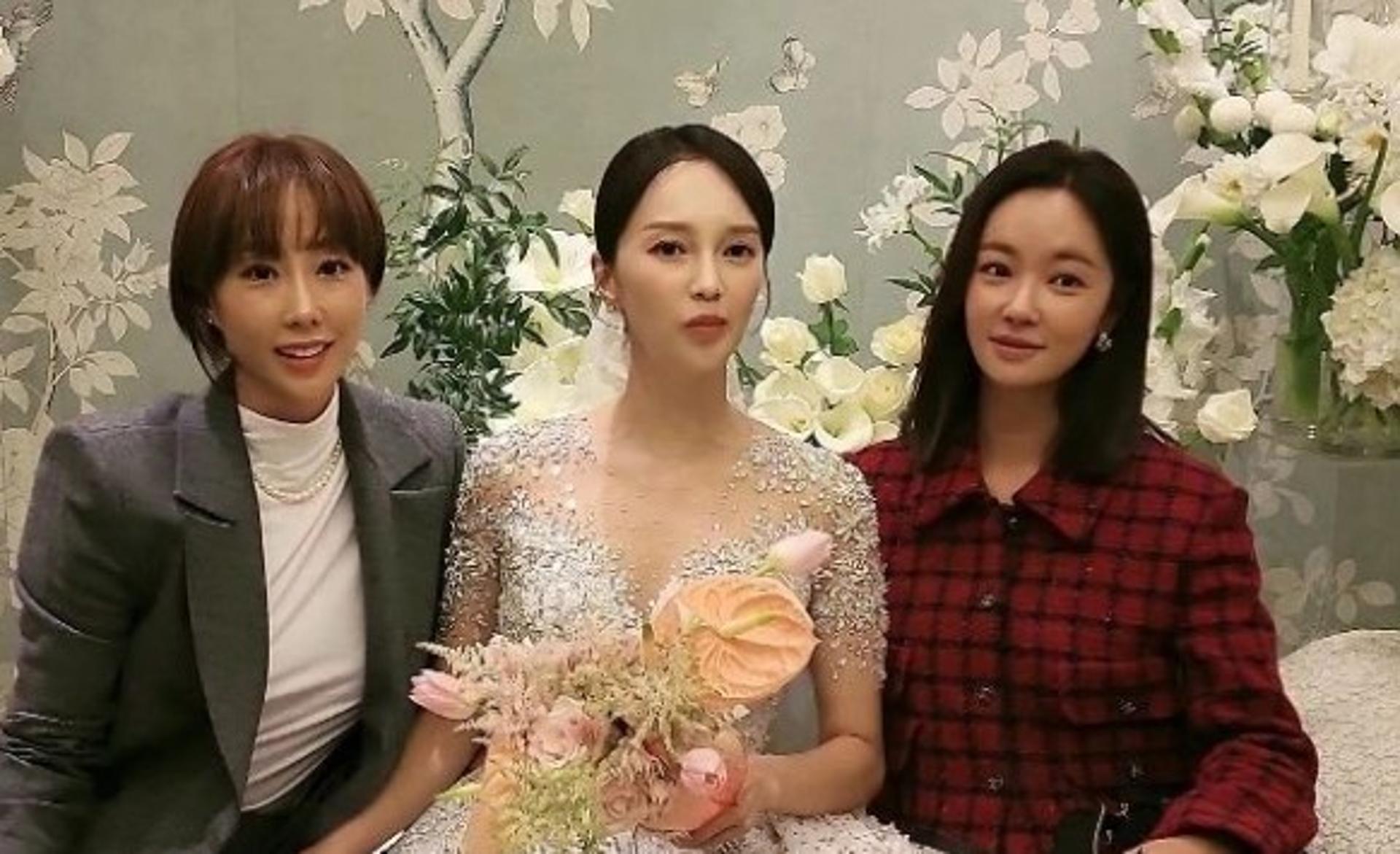 아유미 결혼식, 황정음+육혜승 축하… 박수진은 어디?