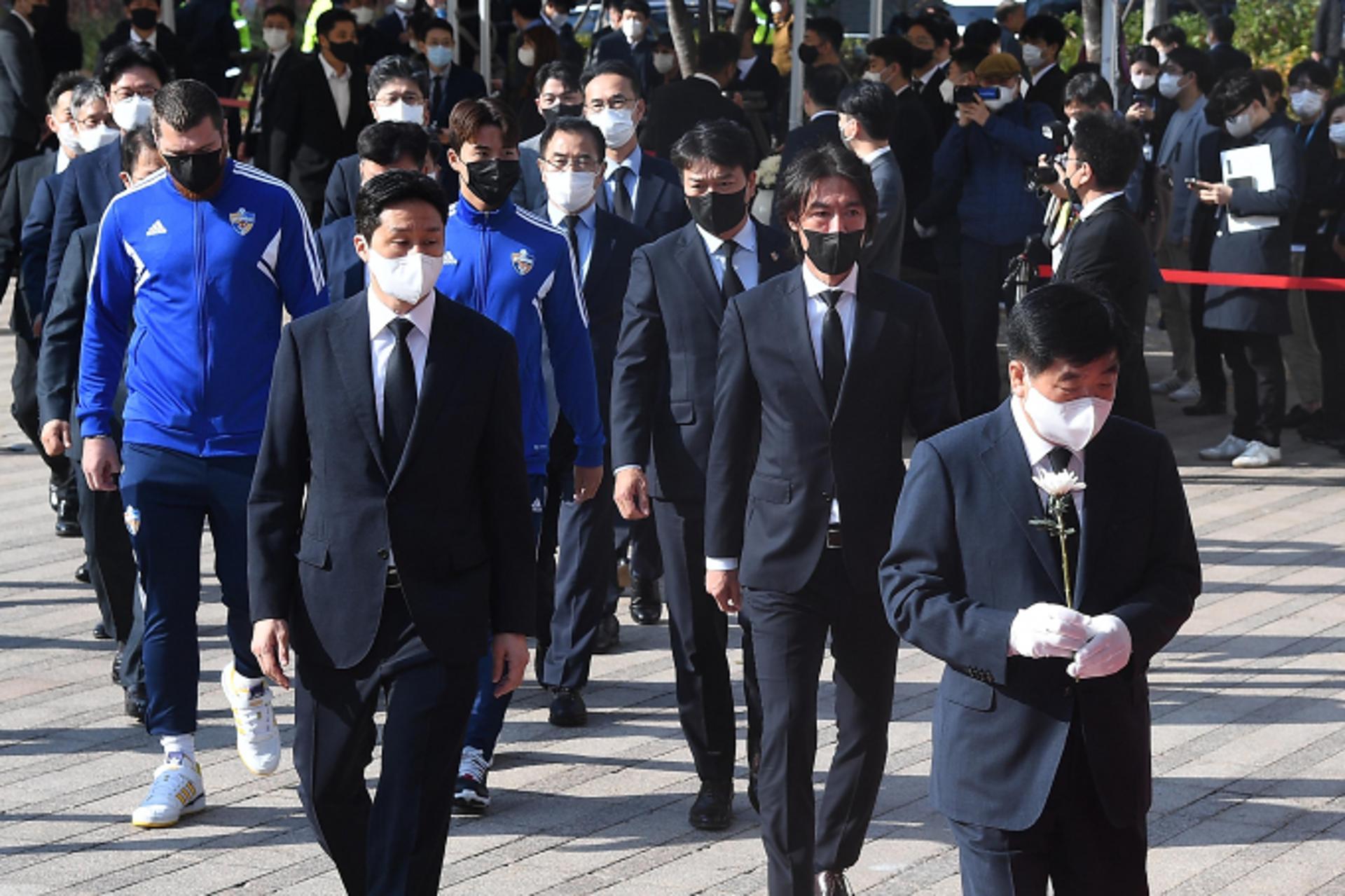 재계, 이태원 참사 애도 물결… 행사 중단·추모 메시지 줄이어