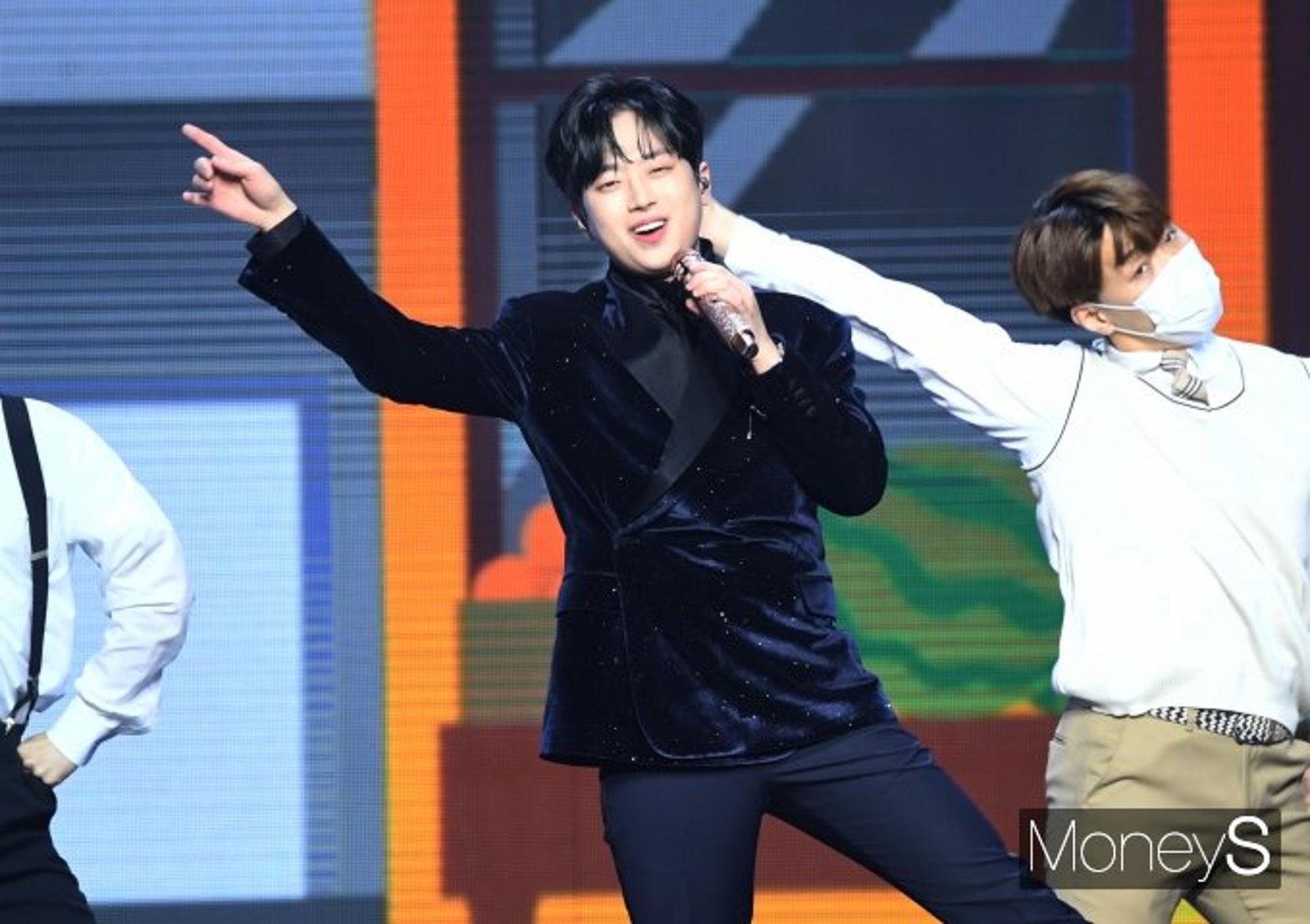 대규모 환불 사태?… 이찬원 참사 애도 후 '봉변'